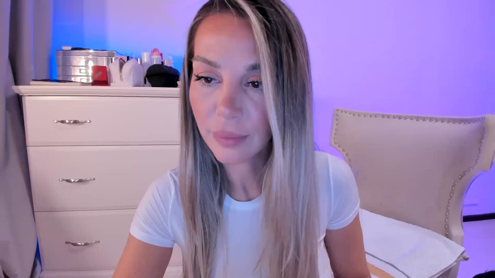 Gallery image thumbnail from Alesia_'s myfreecams stream on, 08/26/2025, 22:53 image 6 of 20