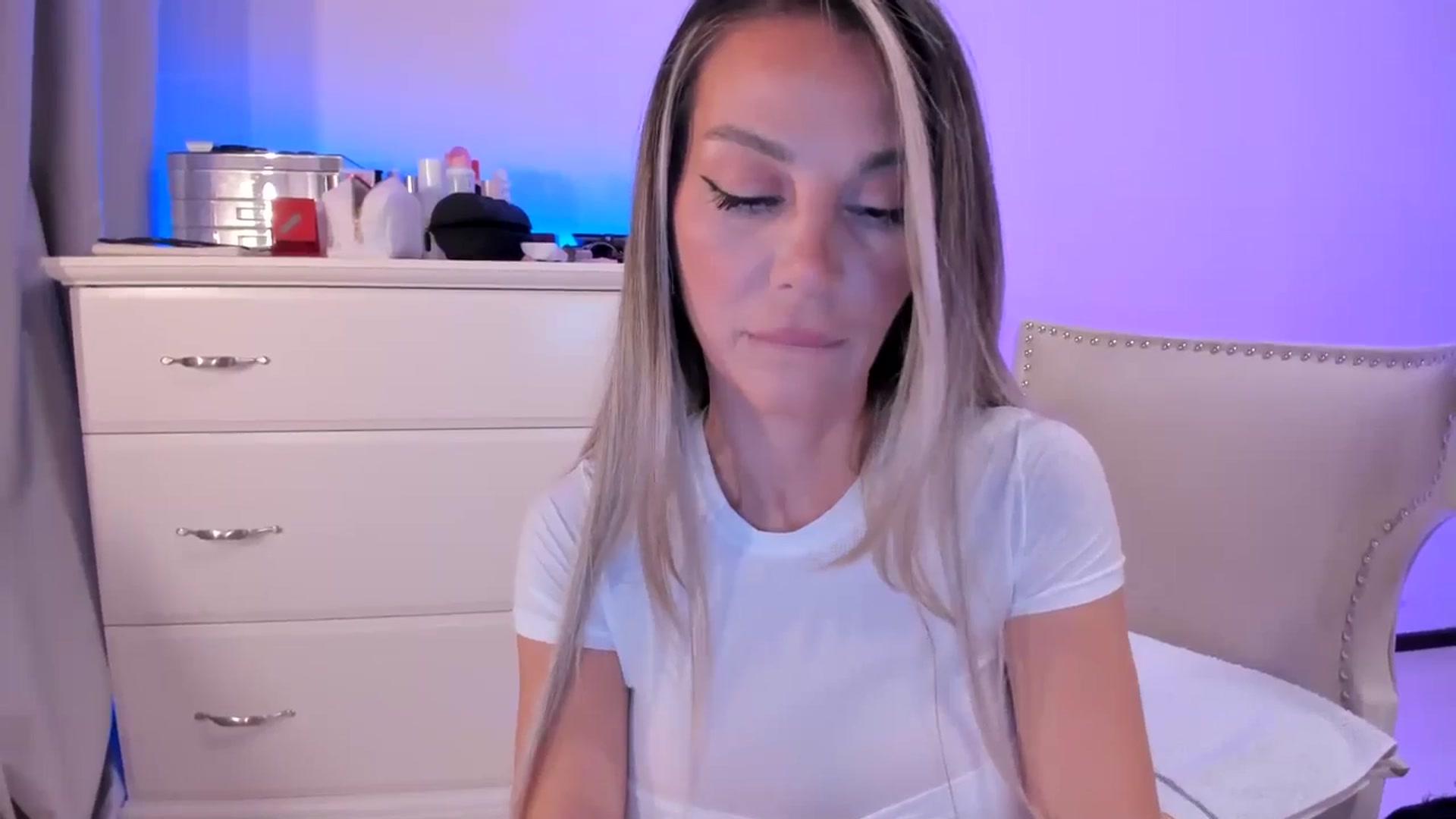 Gallery image thumbnail from Alesia_'s myfreecams stream on, 08/26/2025, 22:53 image 9 of 20