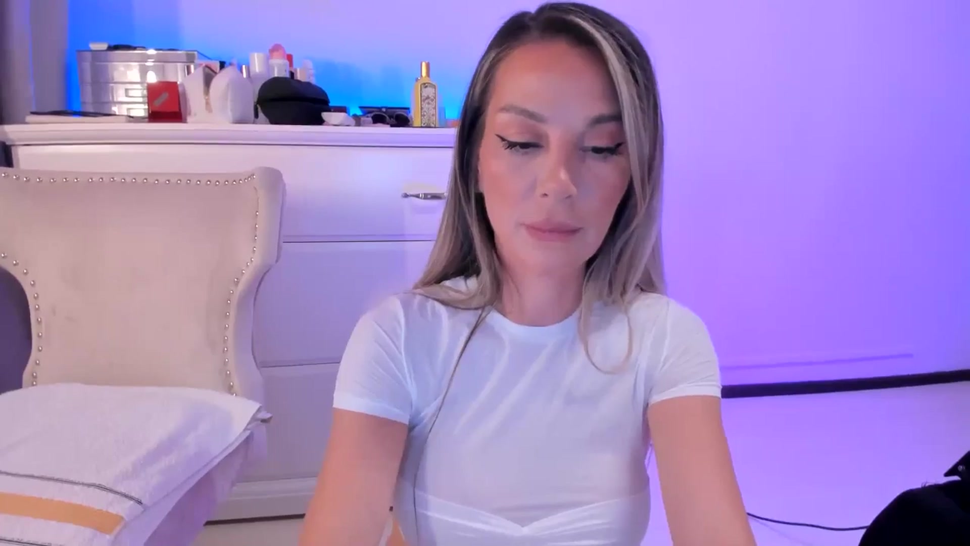 Gallery image thumbnail from Alesia_'s myfreecams stream on, 08/26/2025, 22:53 image 12 of 20