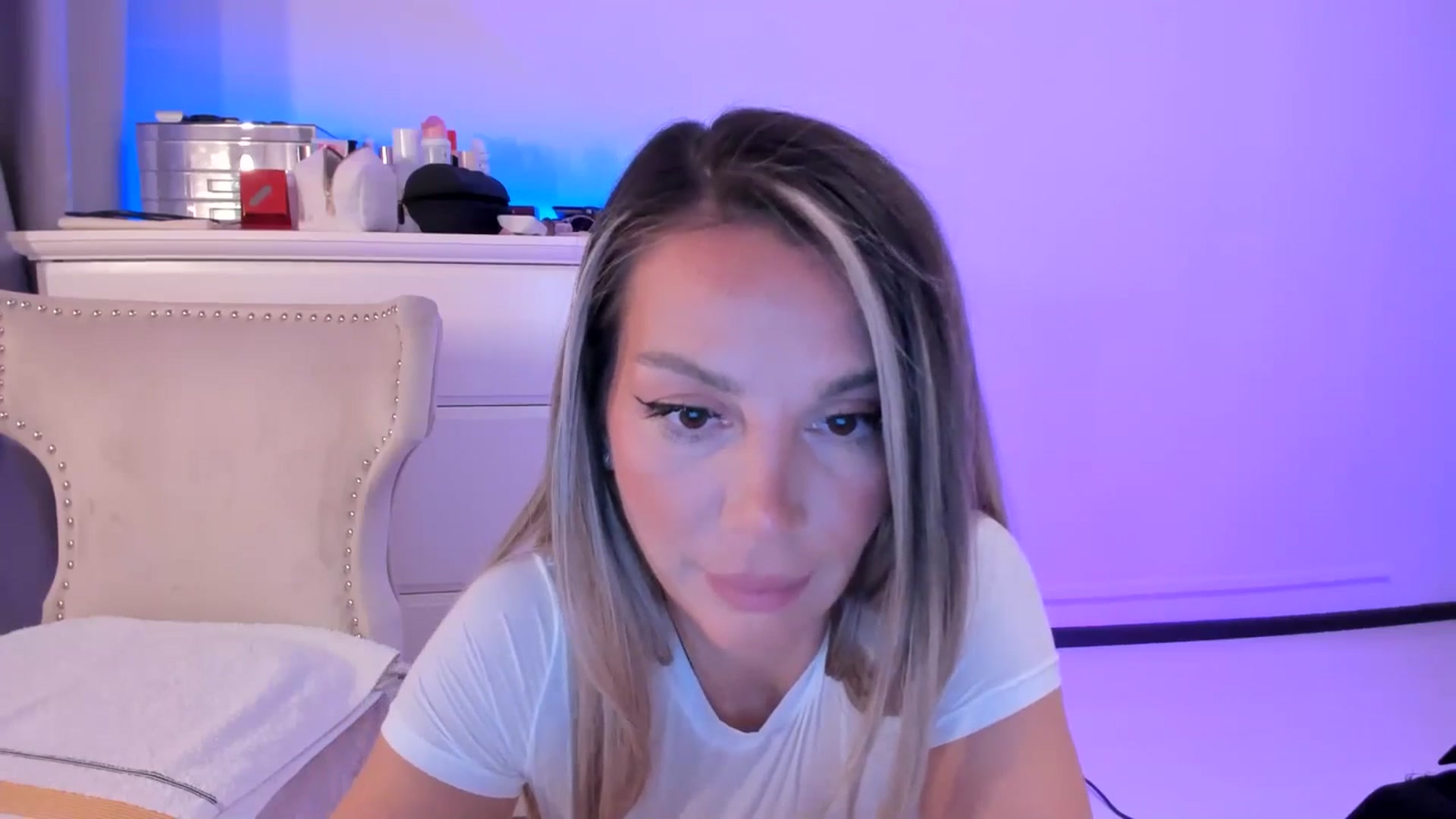 Gallery image thumbnail from Alesia_'s myfreecams stream on, 08/26/2025, 22:53 image 10 of 20