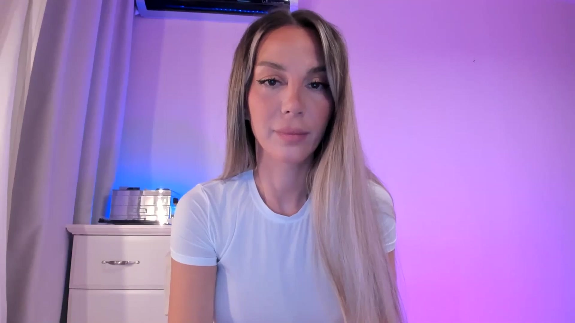 Gallery image thumbnail from Alesia_'s myfreecams stream on, 09/19/2025, 21:35 image 10 of 20