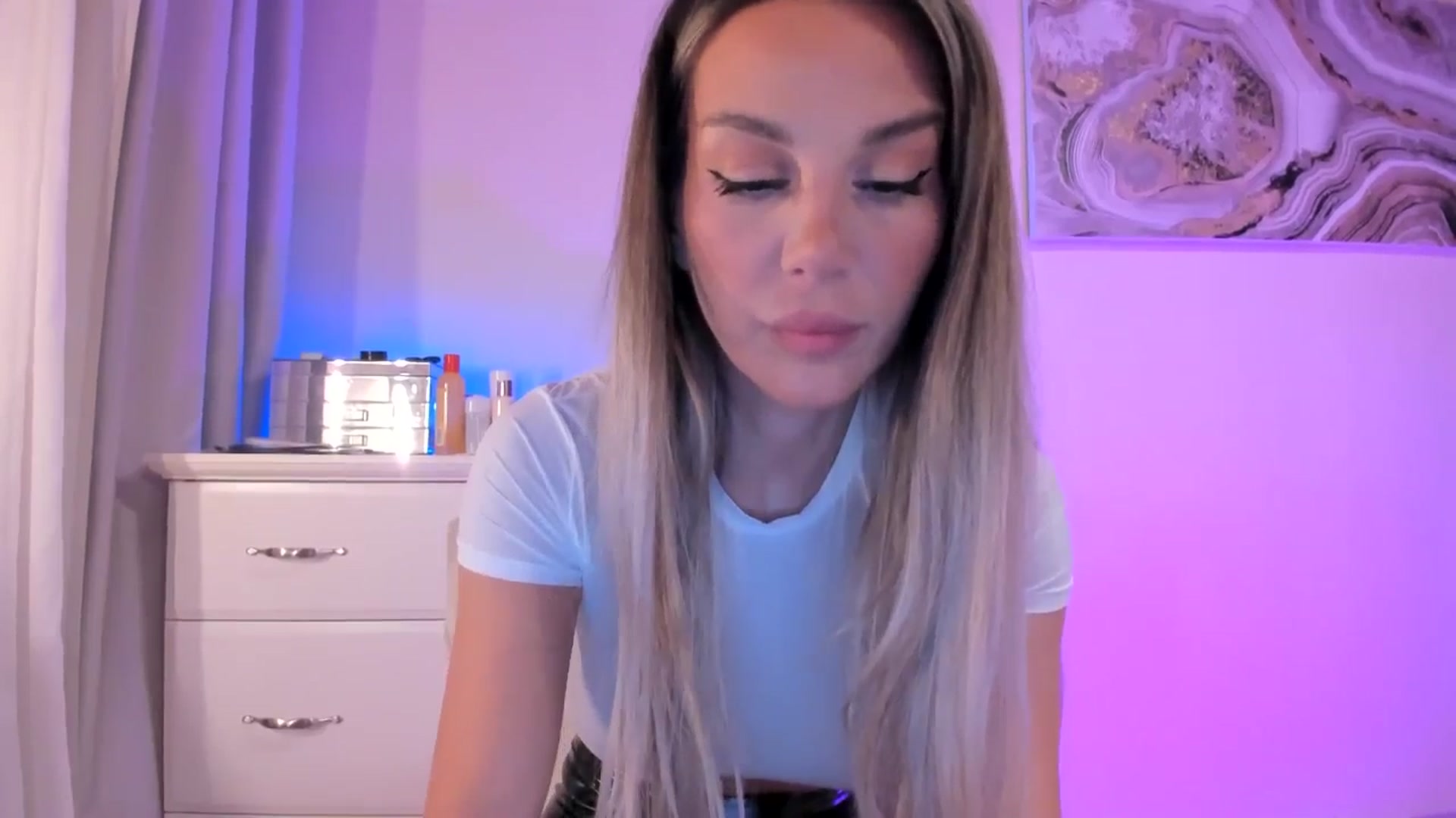 Gallery image thumbnail from Alesia_'s myfreecams stream on, 09/27/2025, 21:38 image 5 of 20