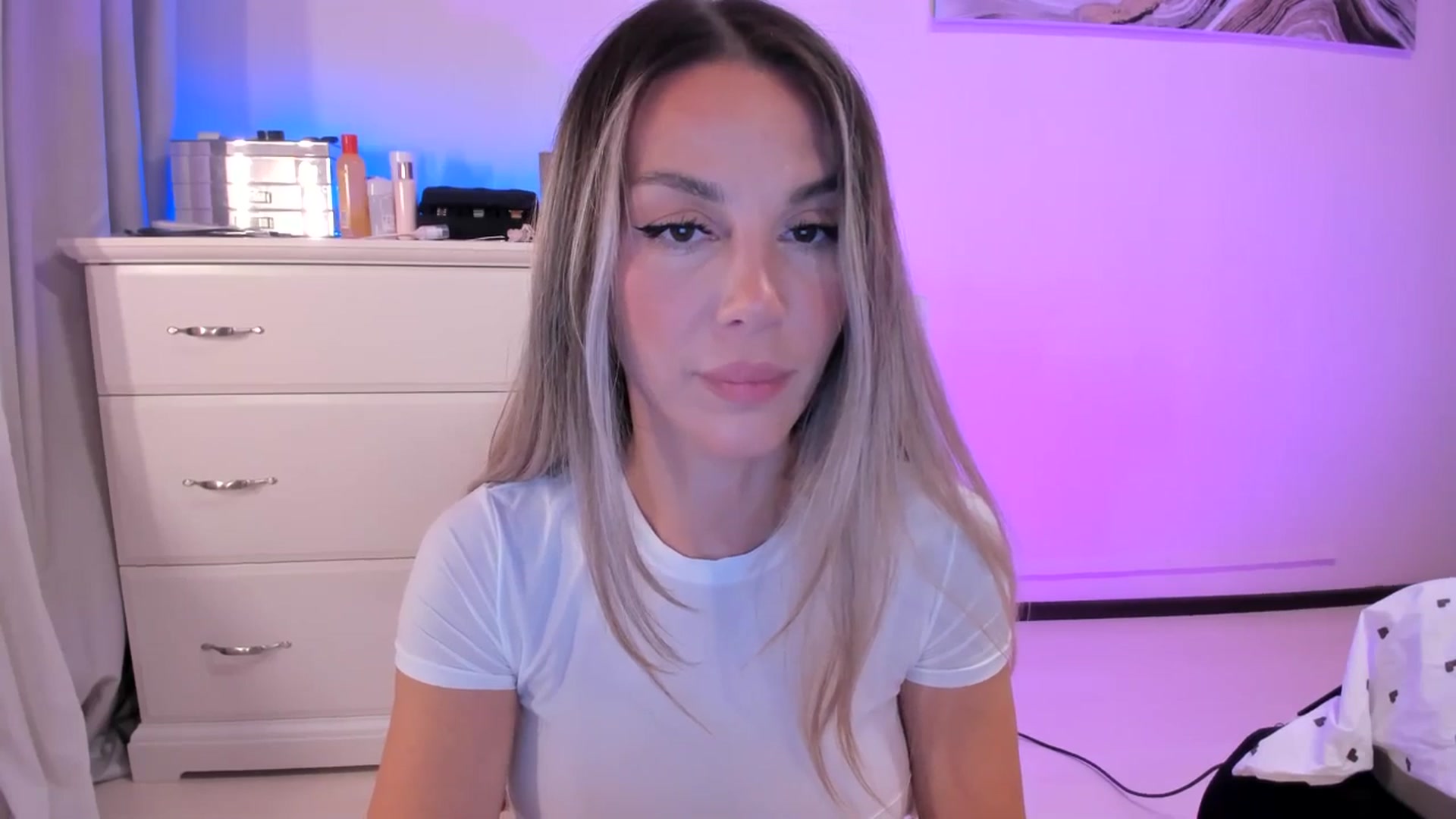 Gallery image thumbnail from Alesia_'s myfreecams stream on, 09/27/2025, 22:34 image 13 of 20