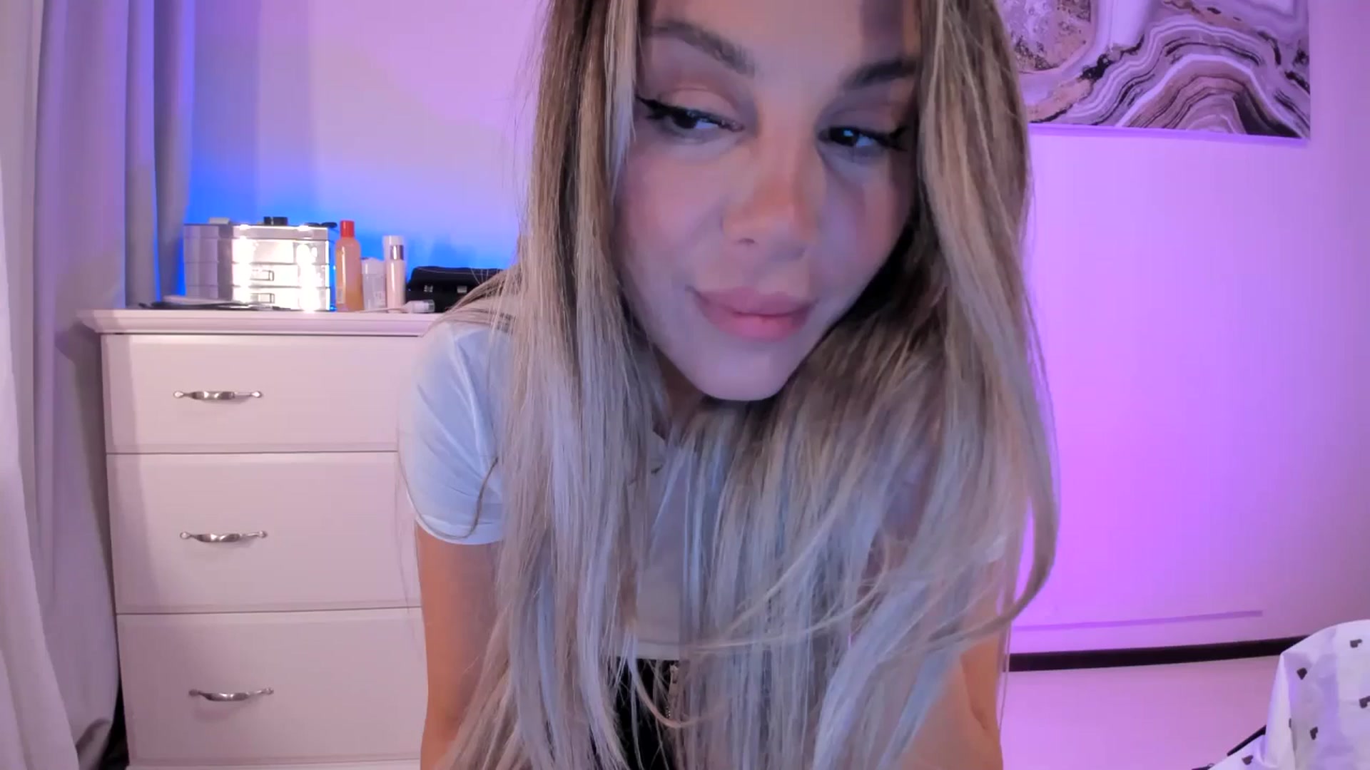 Gallery image thumbnail from Alesia_'s myfreecams stream on, 09/27/2025, 22:34 image 15 of 20
