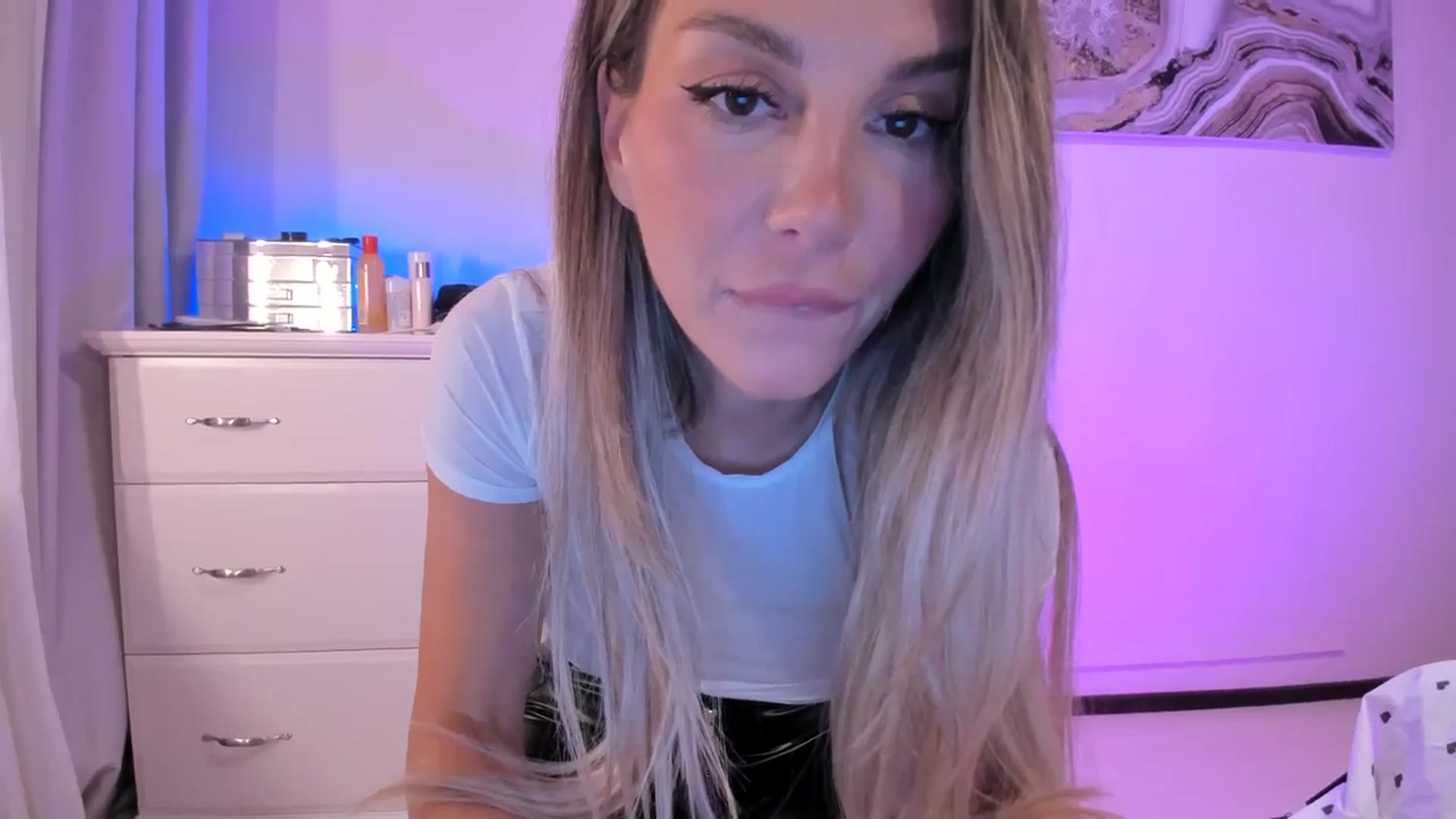 Gallery image thumbnail from Alesia_'s myfreecams stream on, 09/27/2025, 22:34 image 16 of 20