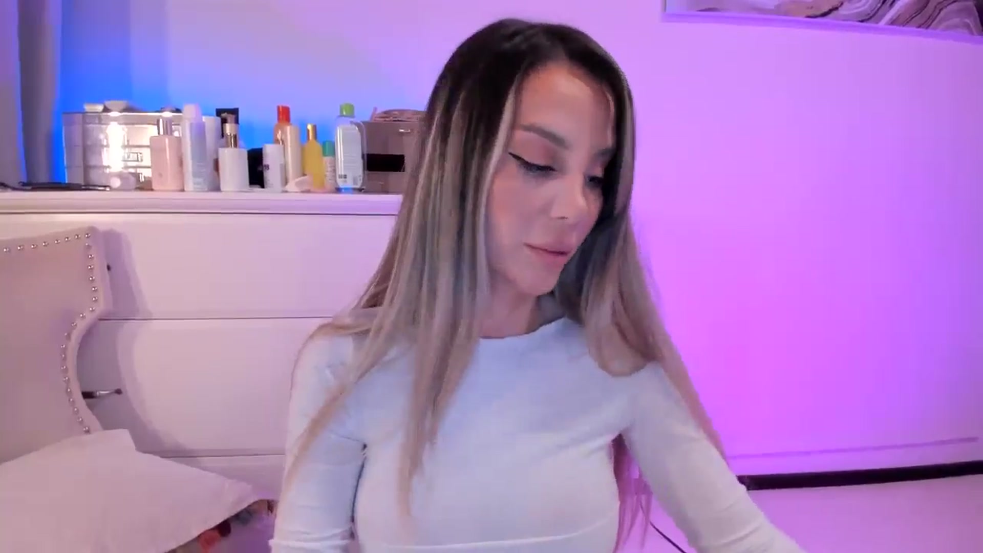 Gallery image thumbnail from Alesia_'s myfreecams stream on, 10/18/2025, 24:02 image 9 of 20