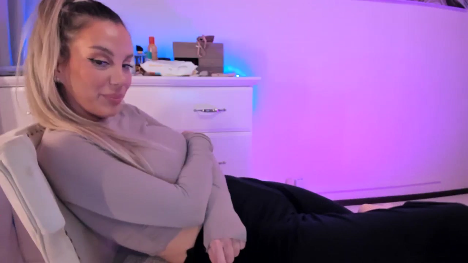 Gallery image thumbnail from Alesia_'s myfreecams stream on, 10/23/2025, 01:45 image 18 of 20