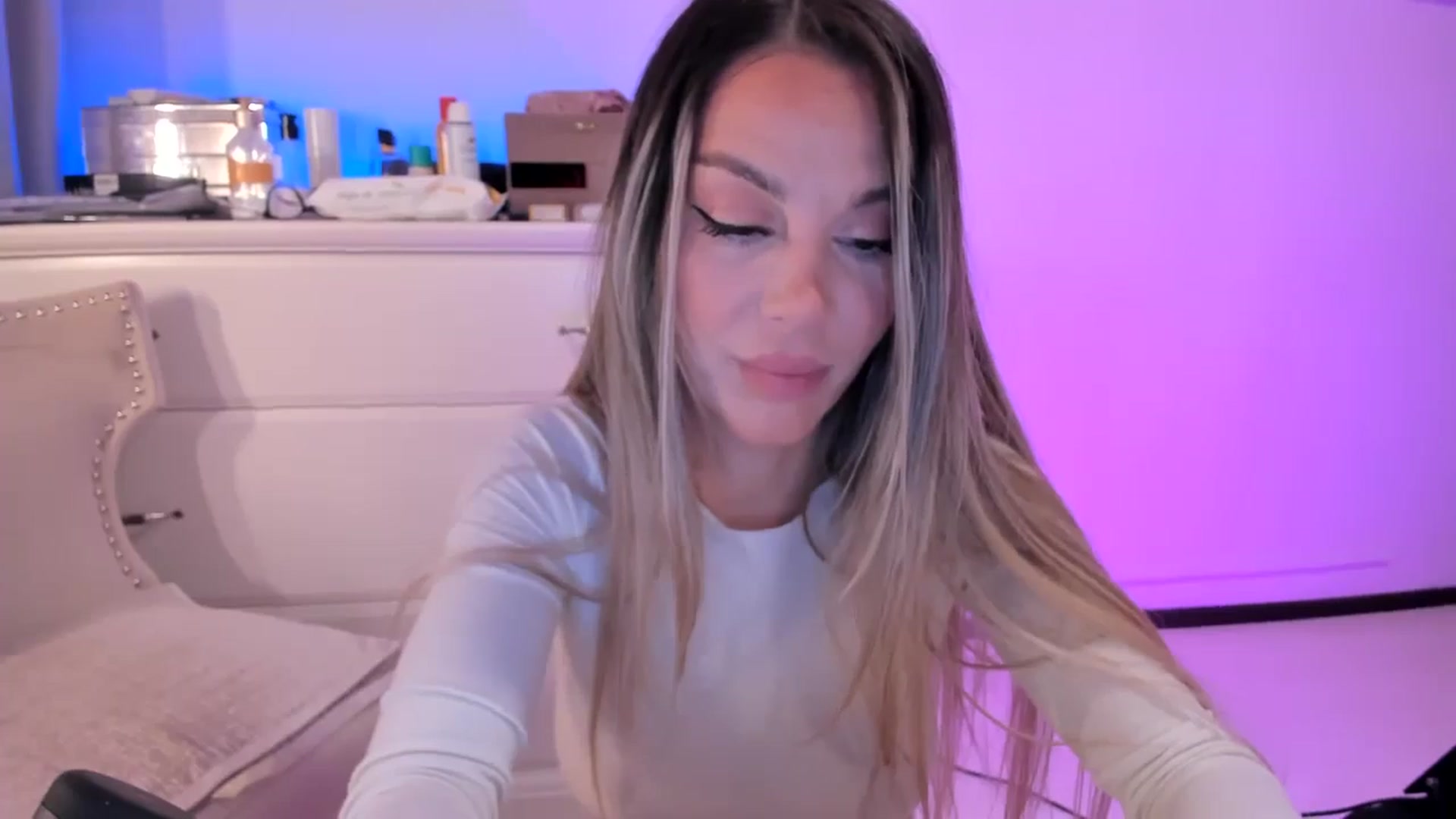 Gallery image thumbnail from Alesia_'s myfreecams stream on, 10/25/2025, 23:08 image 5 of 20