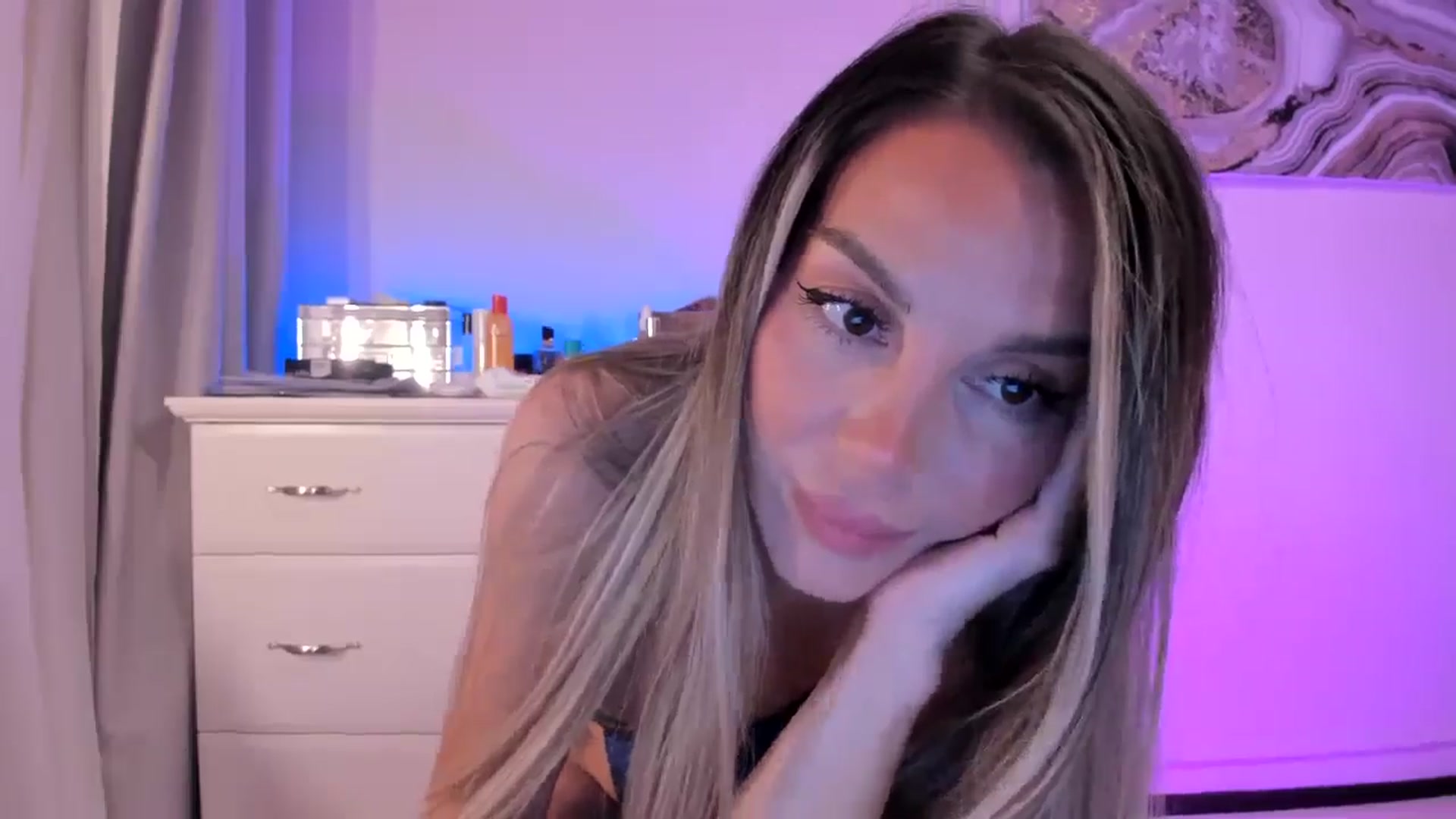 Gallery image thumbnail from Alesia_'s myfreecams stream on, 10/28/2025, 23:34 image 17 of 20