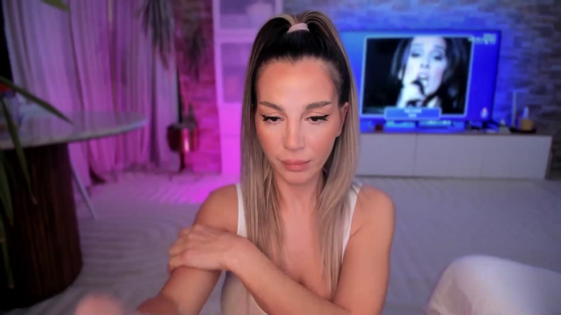 Gallery image thumbnail from Alesia_'s myfreecams stream on, 11/08/2025, 01:50 image 17 of 20
