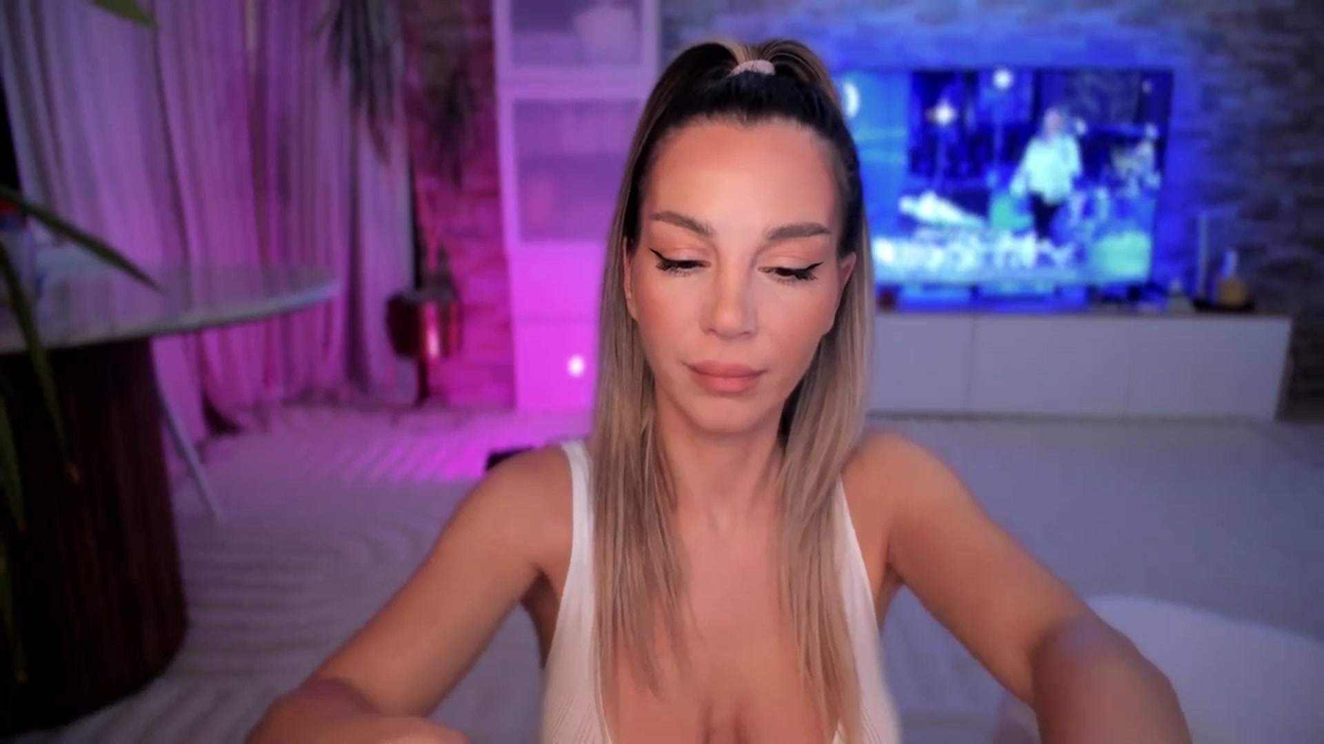 Gallery image thumbnail from Alesia_'s myfreecams stream on, 11/08/2025, 01:50 image 18 of 20