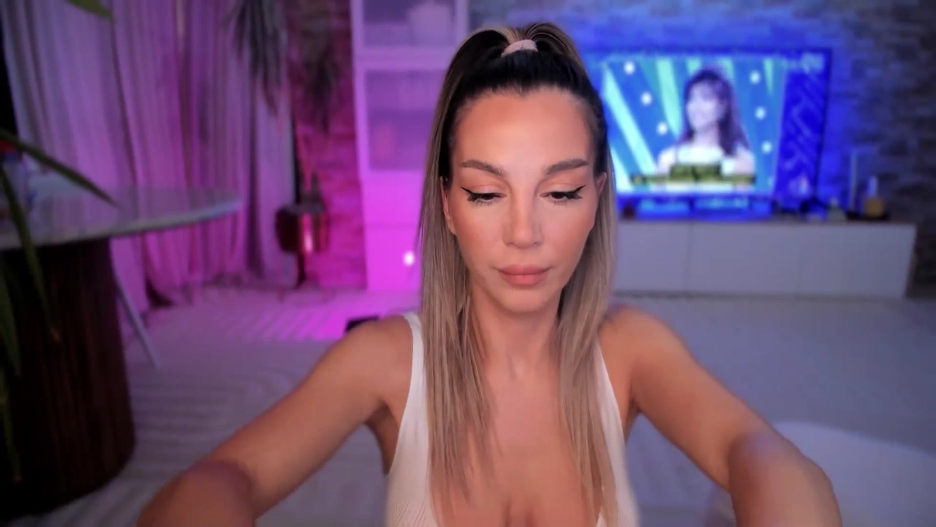Gallery image thumbnail from Alesia_'s myfreecams stream on, 11/08/2025, 01:50 image 19 of 20