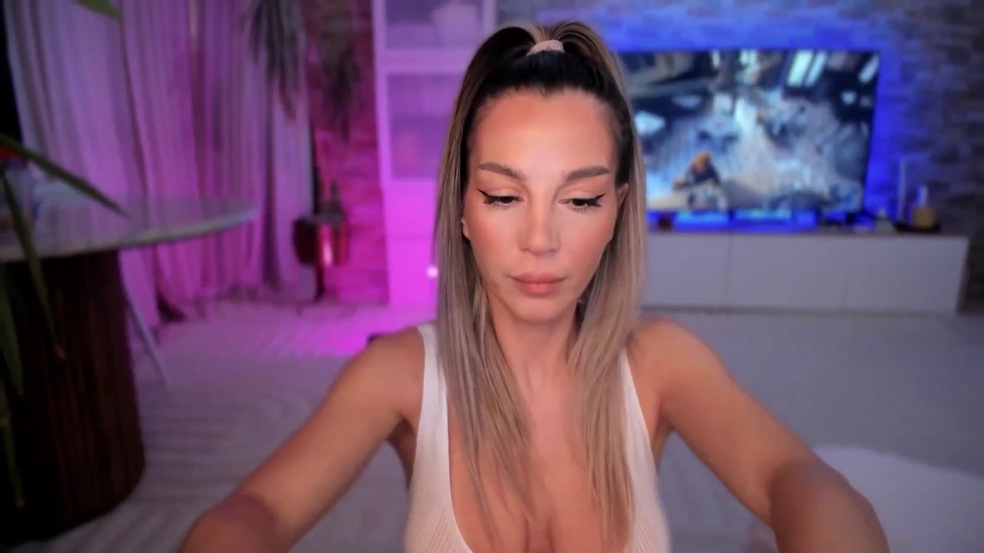 Gallery image thumbnail from Alesia_'s myfreecams stream on, 11/08/2025, 01:50 image 16 of 20