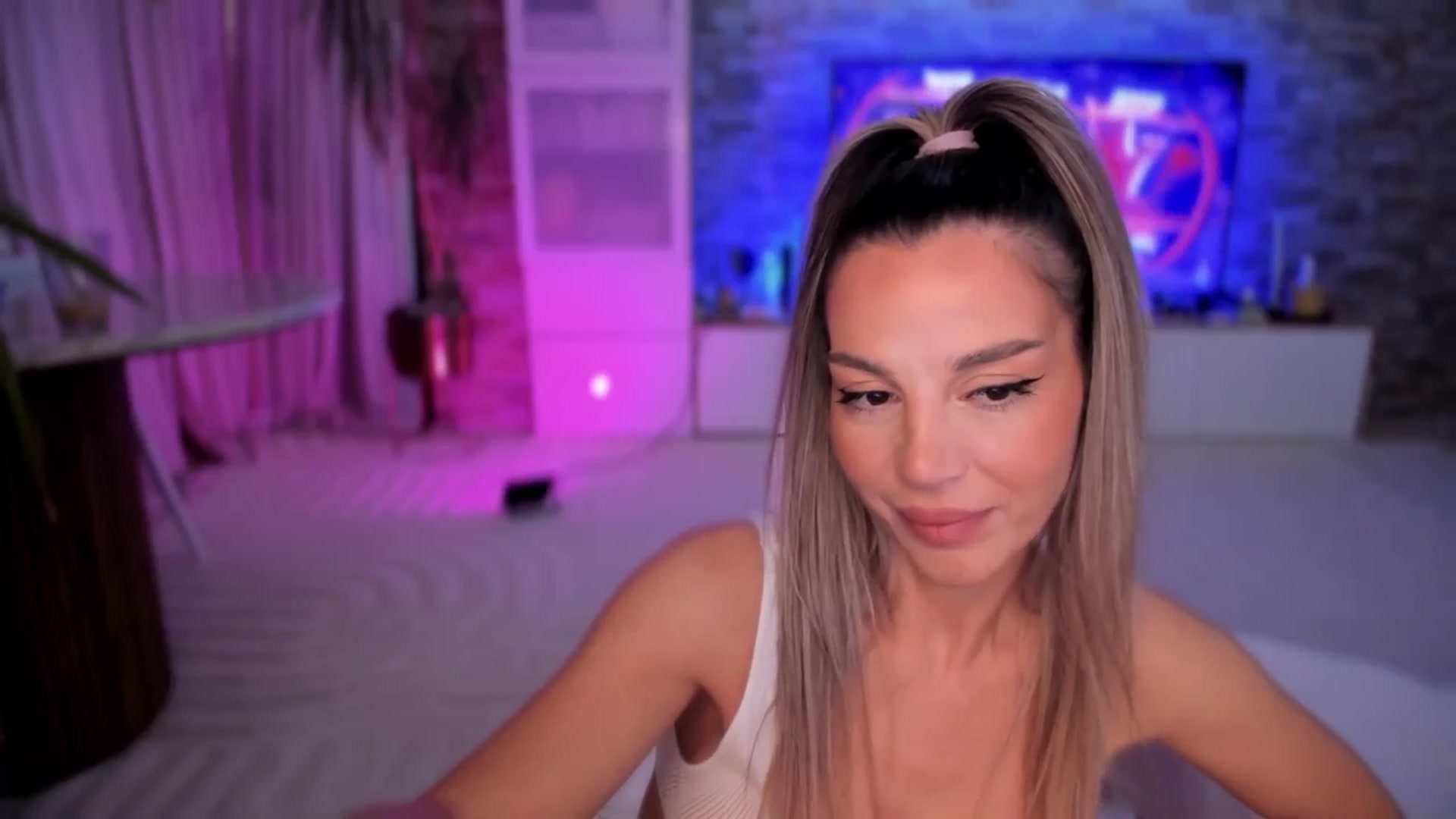 Gallery image thumbnail from Alesia_'s myfreecams stream on, 11/08/2025, 01:50 image 3 of 20