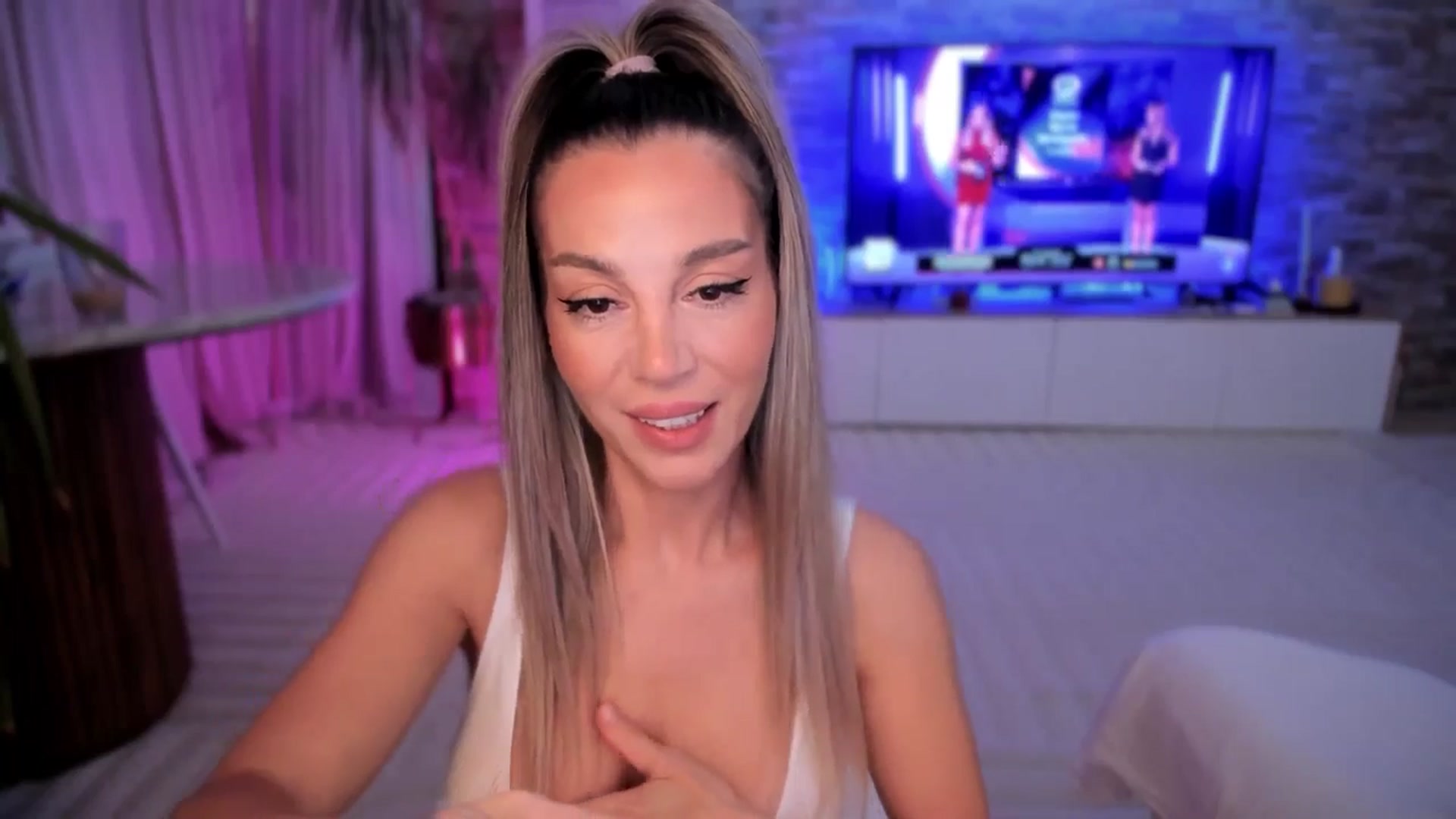 Gallery image thumbnail from Alesia_'s myfreecams stream on, 11/08/2025, 01:50 image 7 of 20