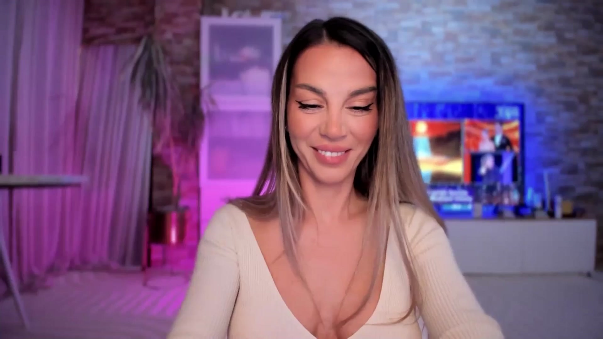 Gallery image thumbnail from Alesia_'s myfreecams stream on, 11/08/2025, 23:27 image 2 of 20