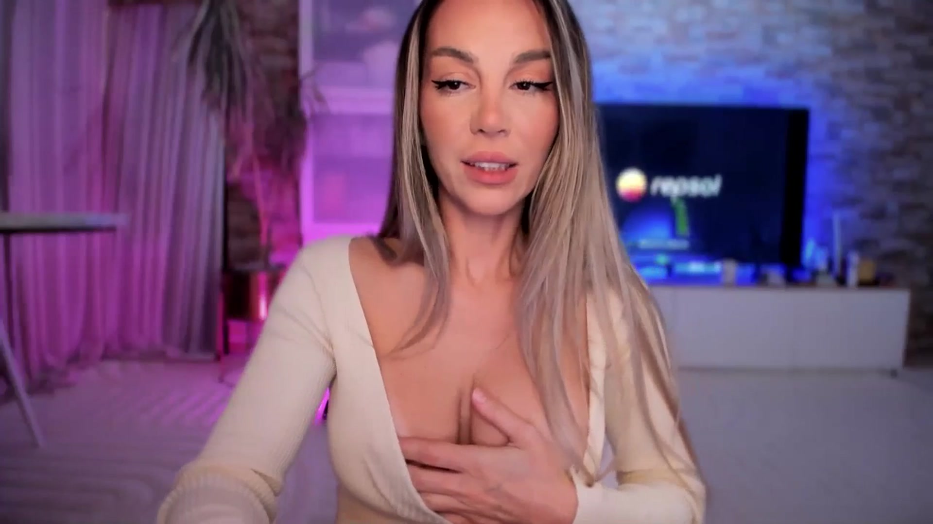 Gallery image thumbnail from Alesia_'s myfreecams stream on, 11/08/2025, 23:27 image 3 of 20