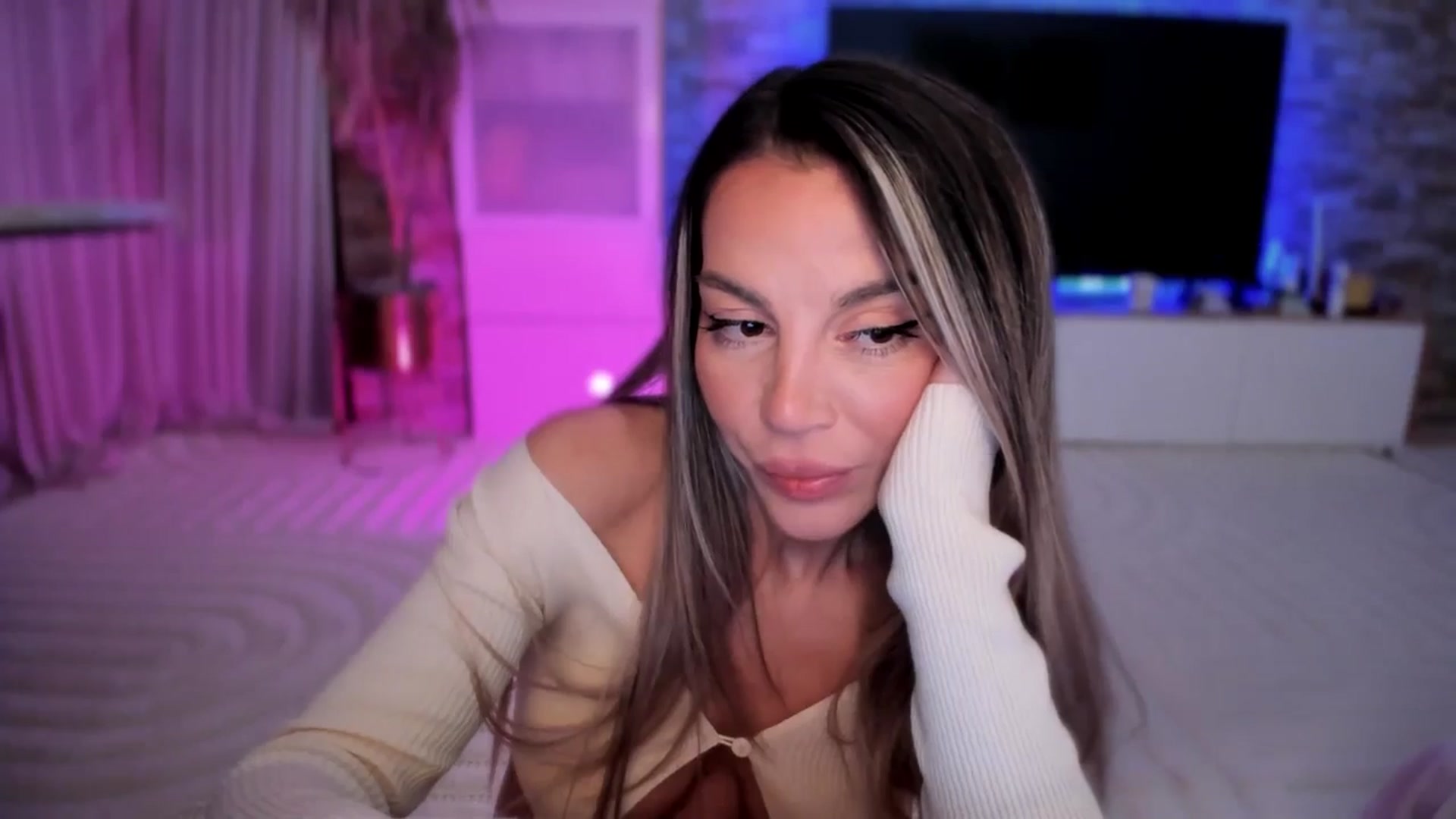 Gallery image thumbnail from Alesia_'s myfreecams stream on, 11/09/2025, 01:22 image 15 of 20