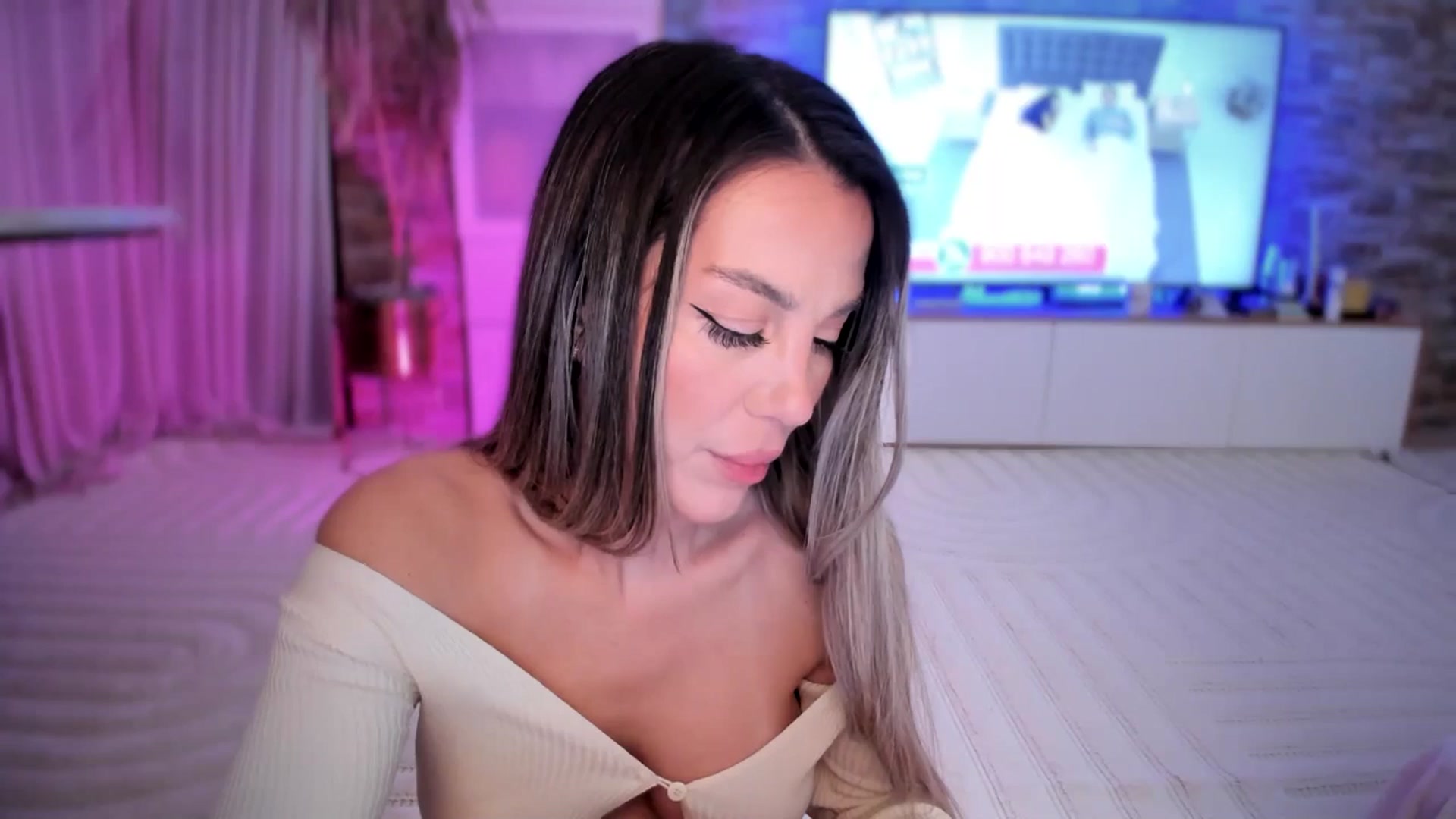 Gallery image thumbnail from Alesia_'s myfreecams stream on, 11/09/2025, 01:22 image 14 of 20