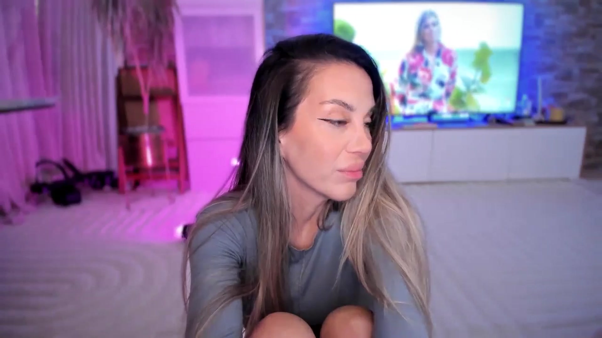 Gallery image thumbnail from Alesia_'s myfreecams stream on, 11/11/2025, 24:55 image 17 of 20