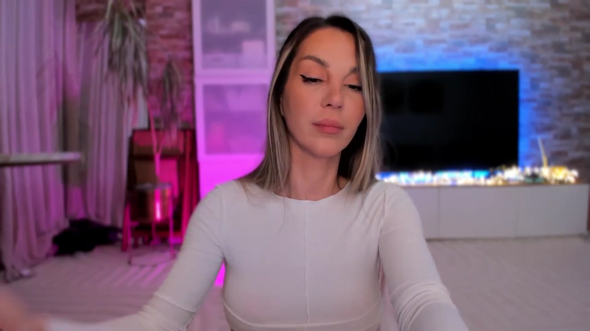 Gallery image thumbnail from Alesia_'s myfreecams stream on, 11/19/2025, 24:22 image 7 of 20