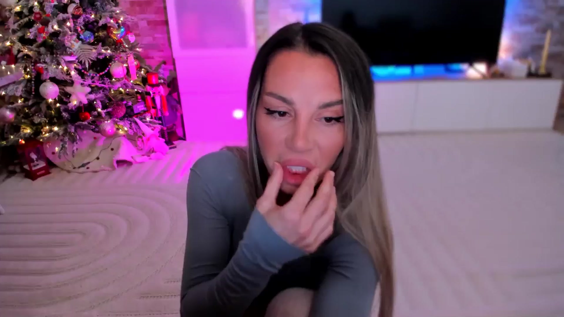 Gallery image thumbnail from Alesia_'s myfreecams stream on, 12/03/2025, 01:08 image 11 of 20