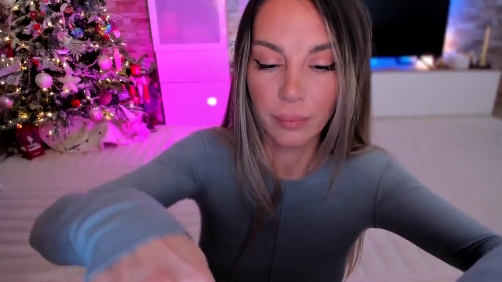 Gallery image thumbnail from Alesia_'s myfreecams stream on, 12/03/2025, 01:08 image 10 of 20