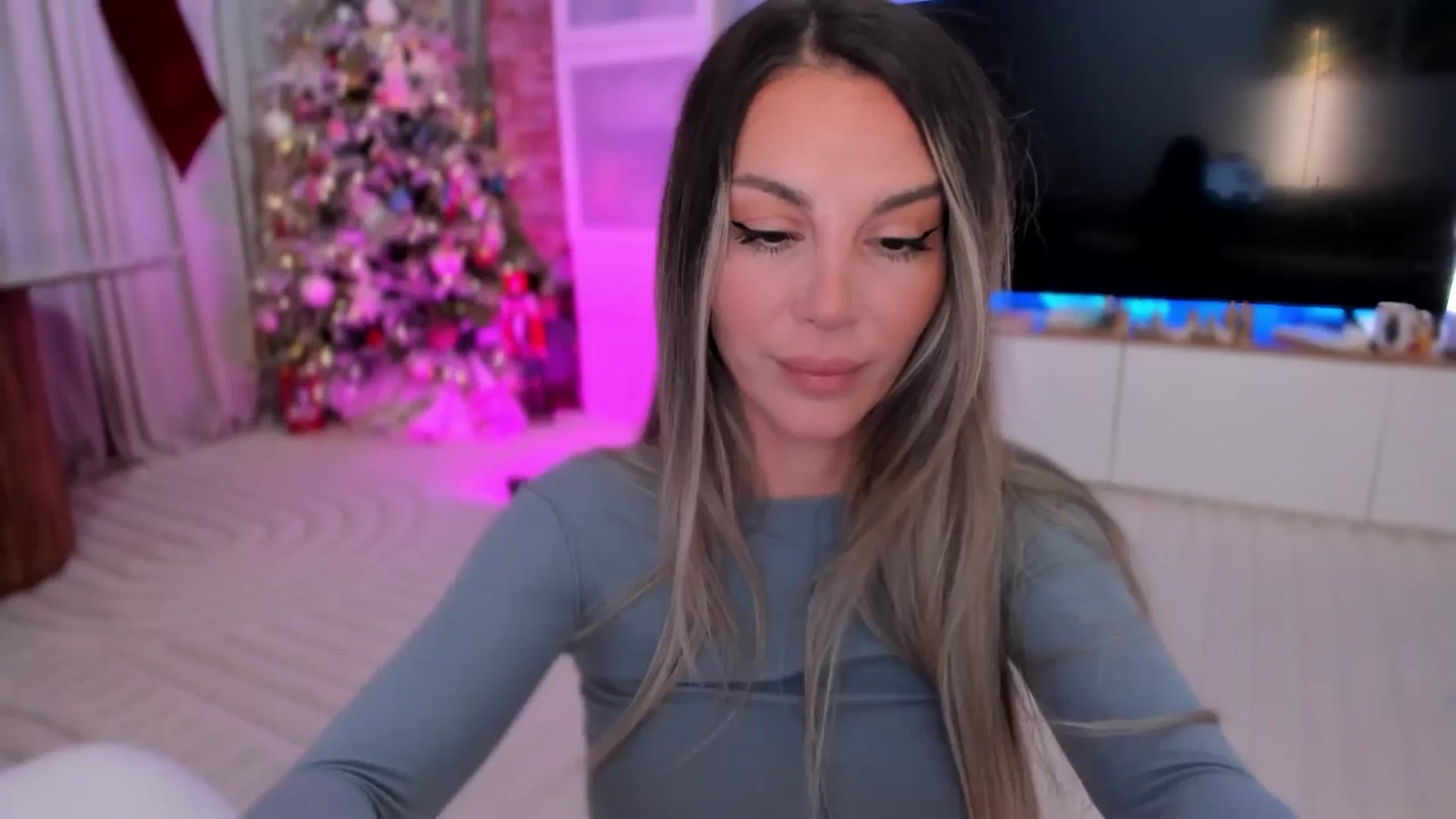 Gallery image thumbnail from Alesia_'s myfreecams stream on, 12/08/2025, 24:50 image 2 of 20