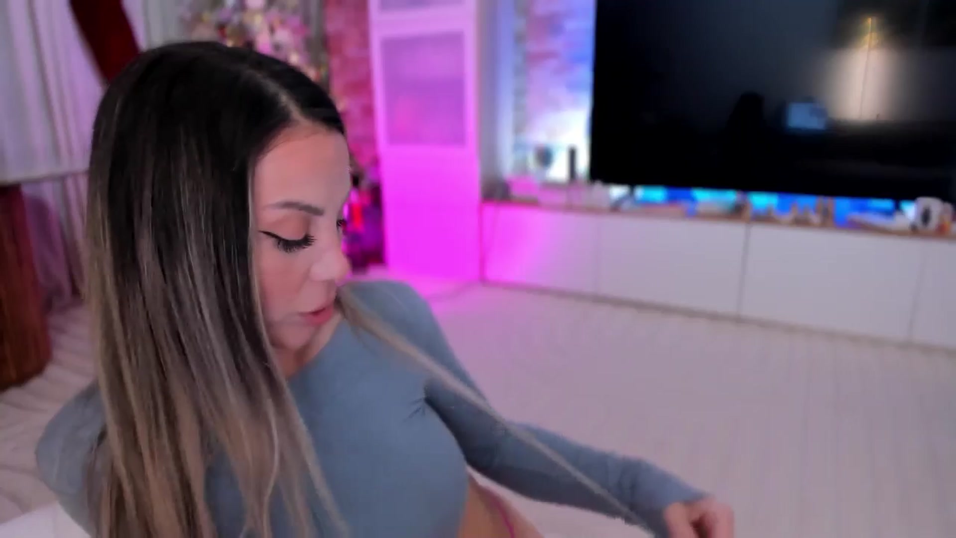 Gallery image thumbnail from Alesia_'s myfreecams stream on, 12/08/2025, 24:50 image 15 of 20