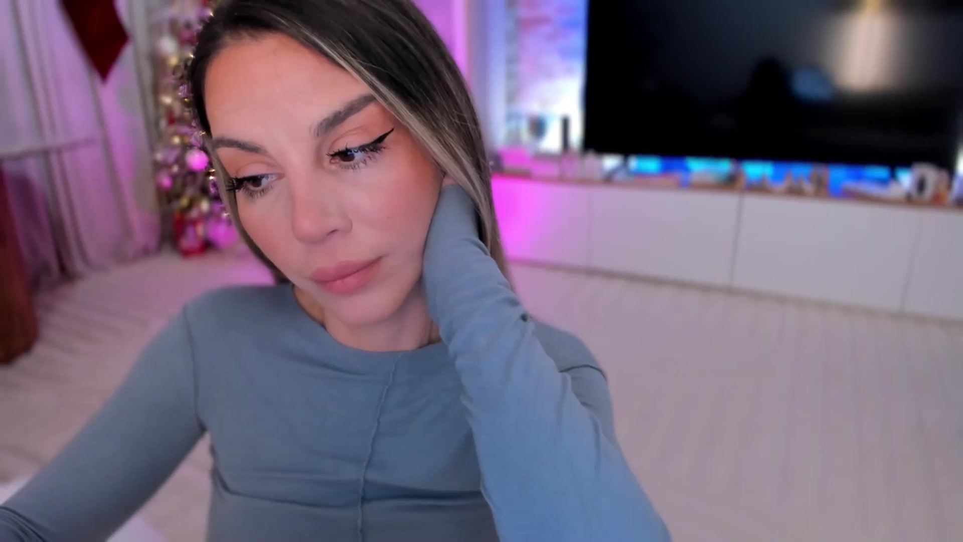 Gallery image thumbnail from Alesia_'s myfreecams stream on, 12/08/2025, 24:50 image 7 of 20