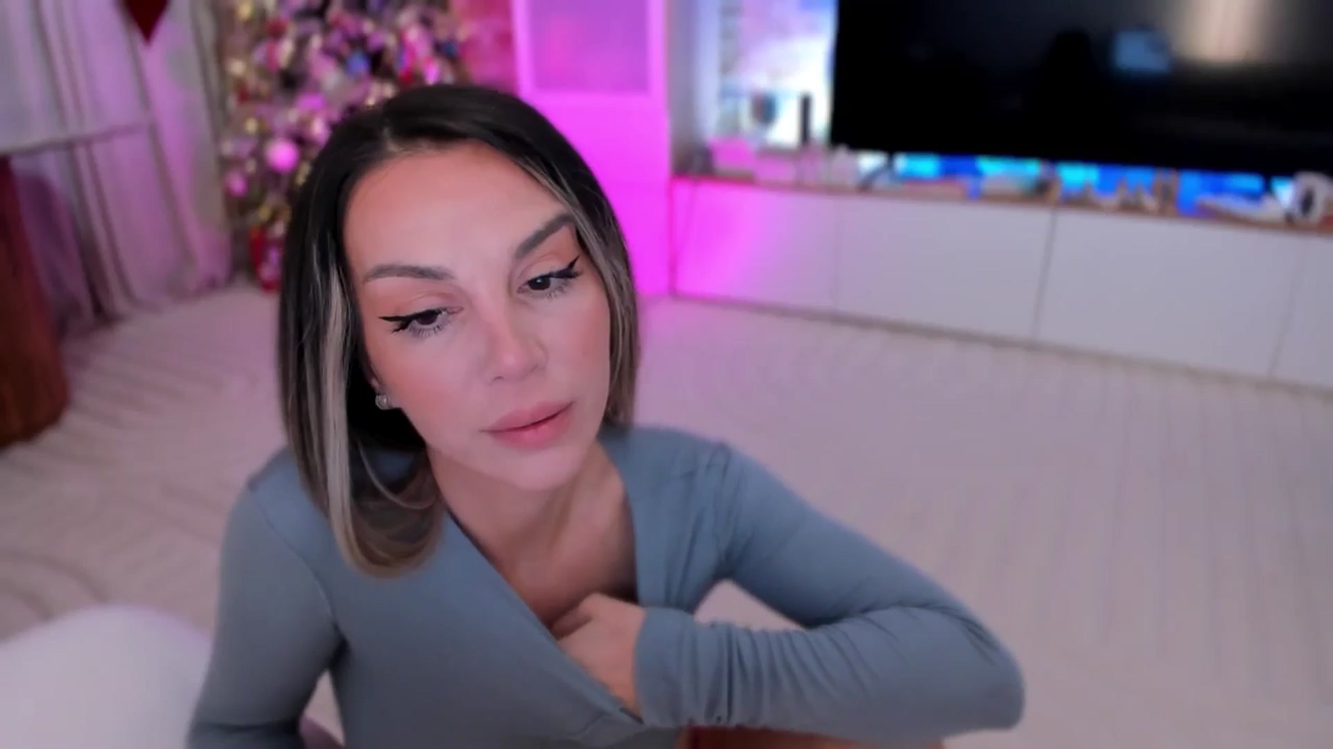 Gallery image thumbnail from Alesia_'s myfreecams stream on, 12/08/2025, 24:50 image 16 of 20