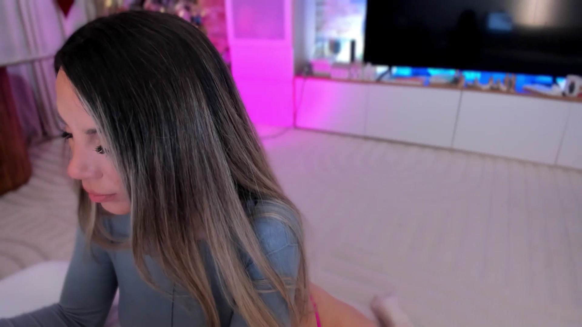 Gallery image thumbnail from Alesia_'s myfreecams stream on, 12/08/2025, 24:50 image 17 of 20