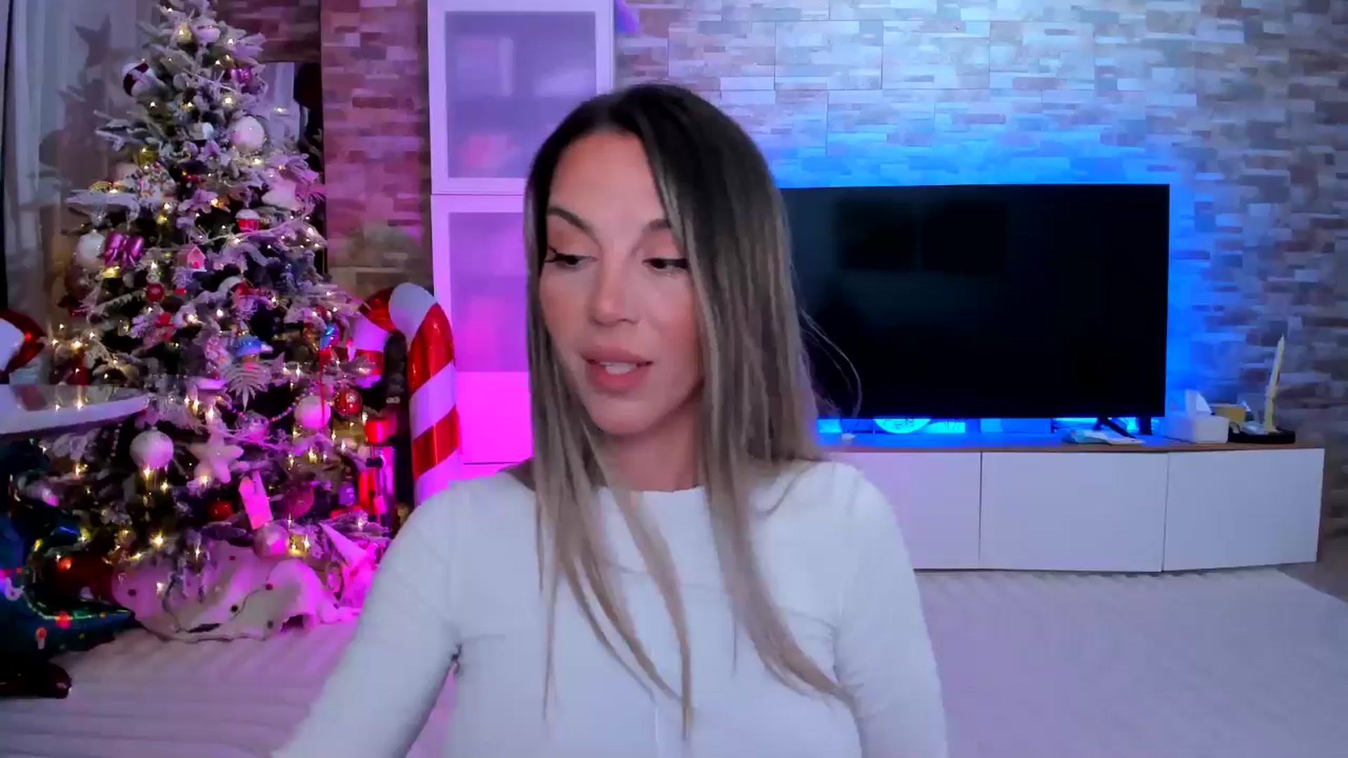 Gallery image thumbnail from Alesia_'s myfreecams stream on, 12/11/2025, 22:44 image 7 of 20