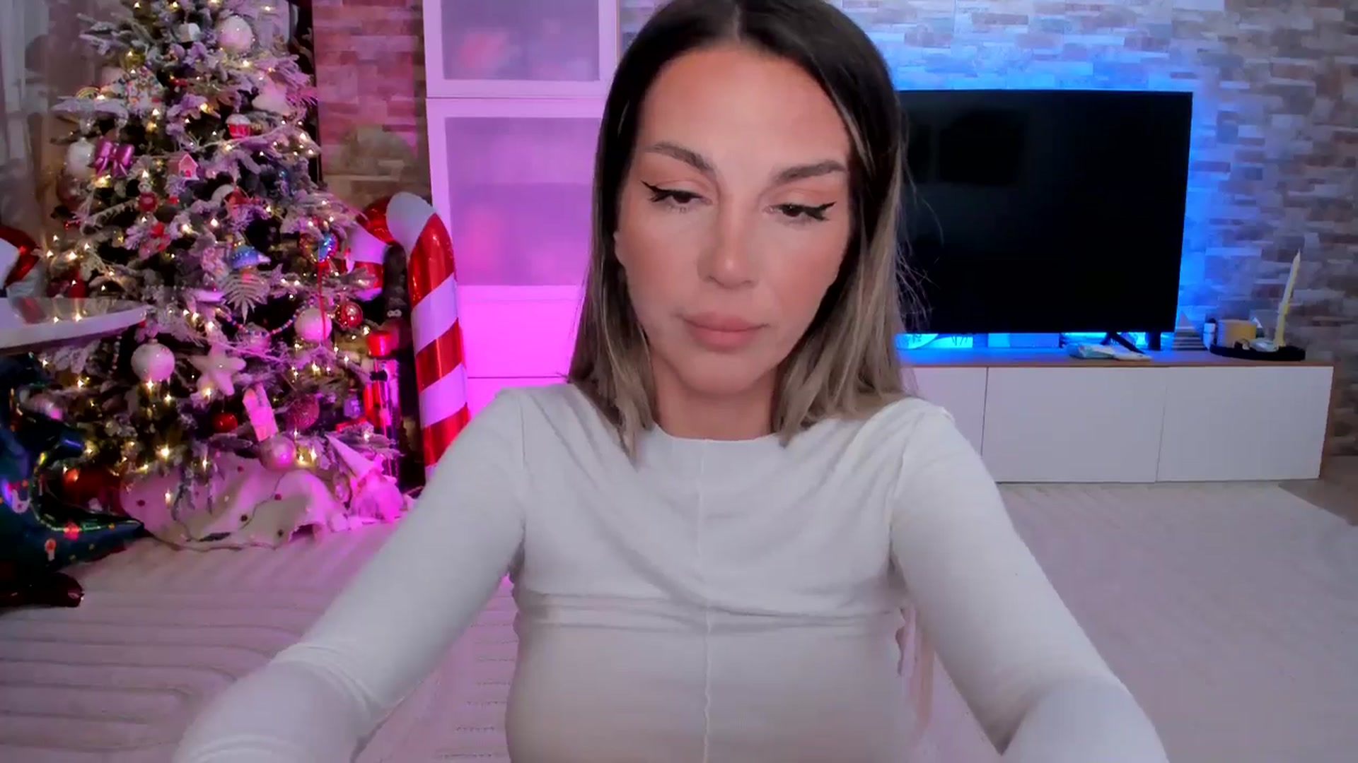 Gallery image thumbnail from Alesia_'s myfreecams stream on, 12/12/2025, 24:25 image 8 of 20