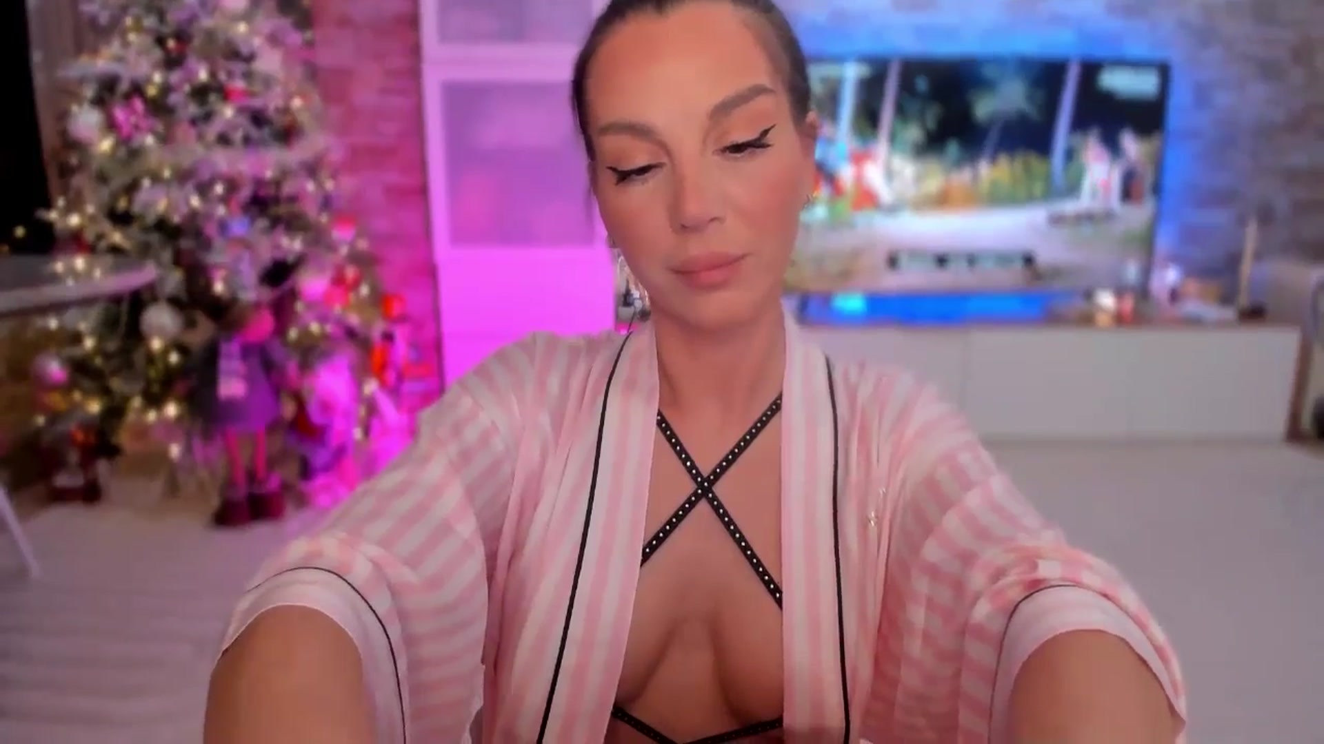 Gallery image thumbnail from Alesia_'s myfreecams stream on, 12/30/2025, 24:45 image 6 of 20