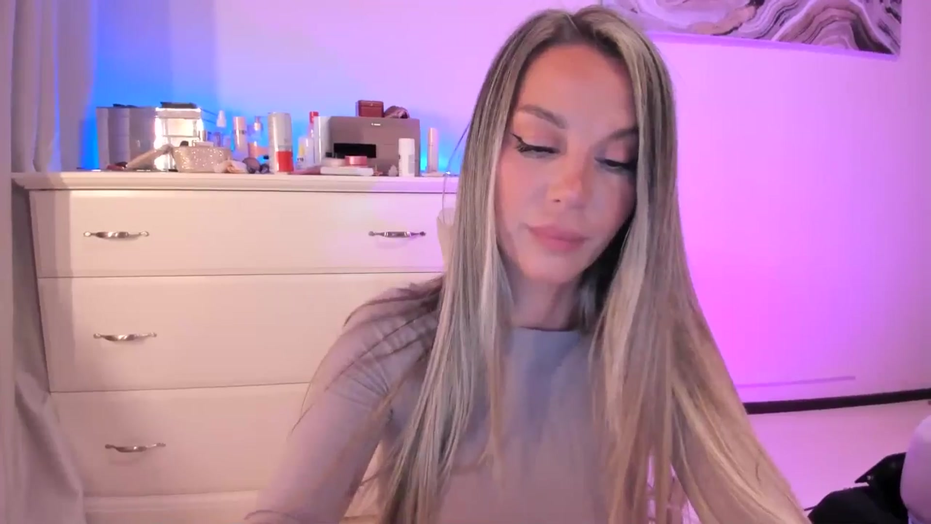 Gallery image thumbnail from Alesia_'s myfreecams stream on, 02/11/2026, 24:22 image 19 of 20