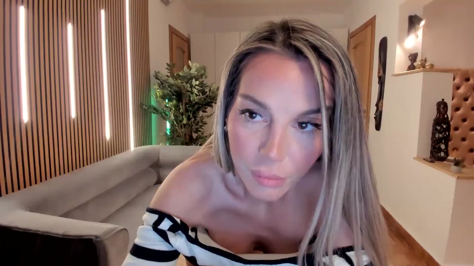 Gallery image thumbnail from Alesia_'s myfreecams stream on, 02/25/2026, 01:45 image 4 of 20