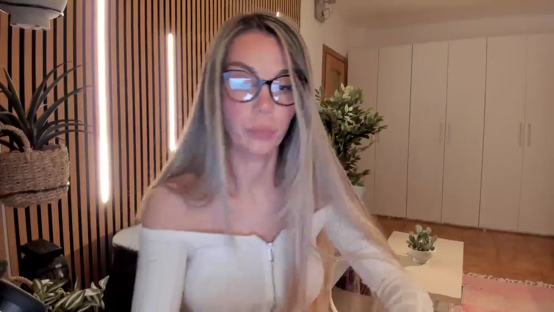 Gallery image thumbnail from Alesia_'s myfreecams stream on, 02/28/2026, 23:23 image 17 of 20