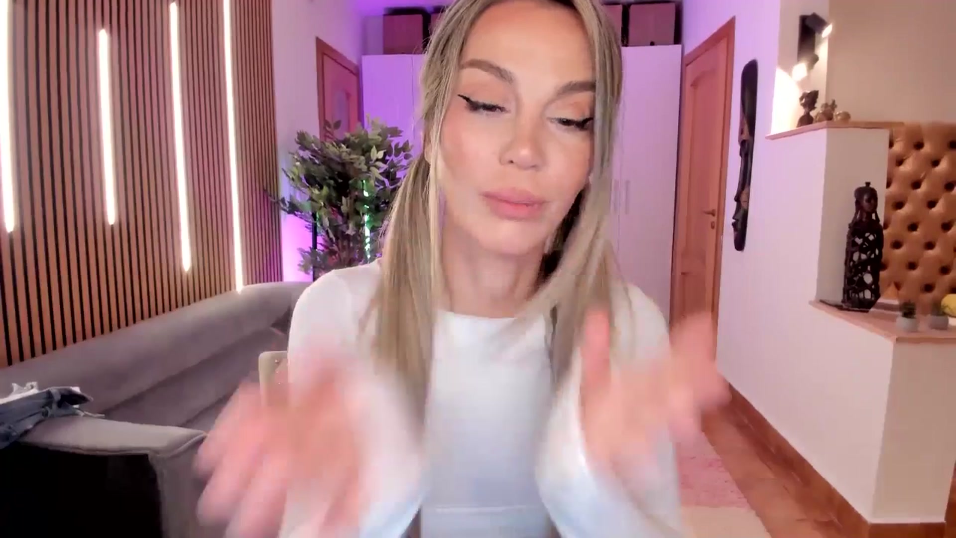 Gallery image thumbnail from Alesia_'s myfreecams stream on, 03/19/2026, 01:24 image 10 of 20