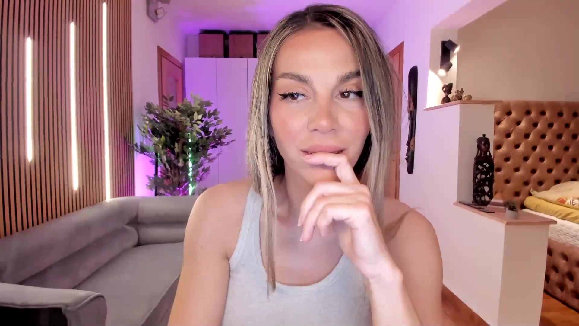 Gallery image thumbnail from Alesia_'s myfreecams stream on, 03/29/2026, 24:52 image 20 of 20