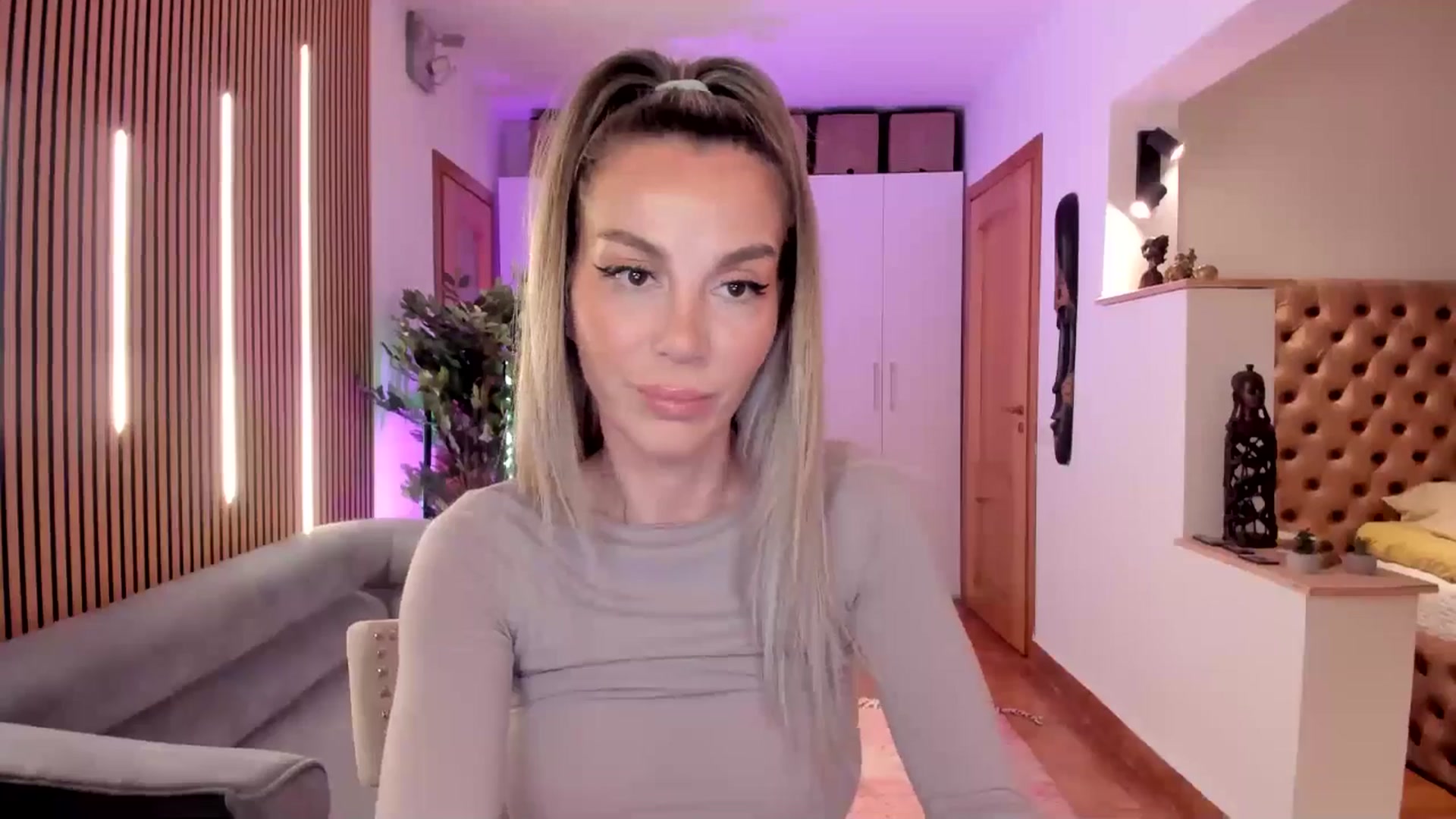 Gallery image thumbnail from Alesia_'s myfreecams stream on, 03/30/2026, 23:43 image 17 of 20
