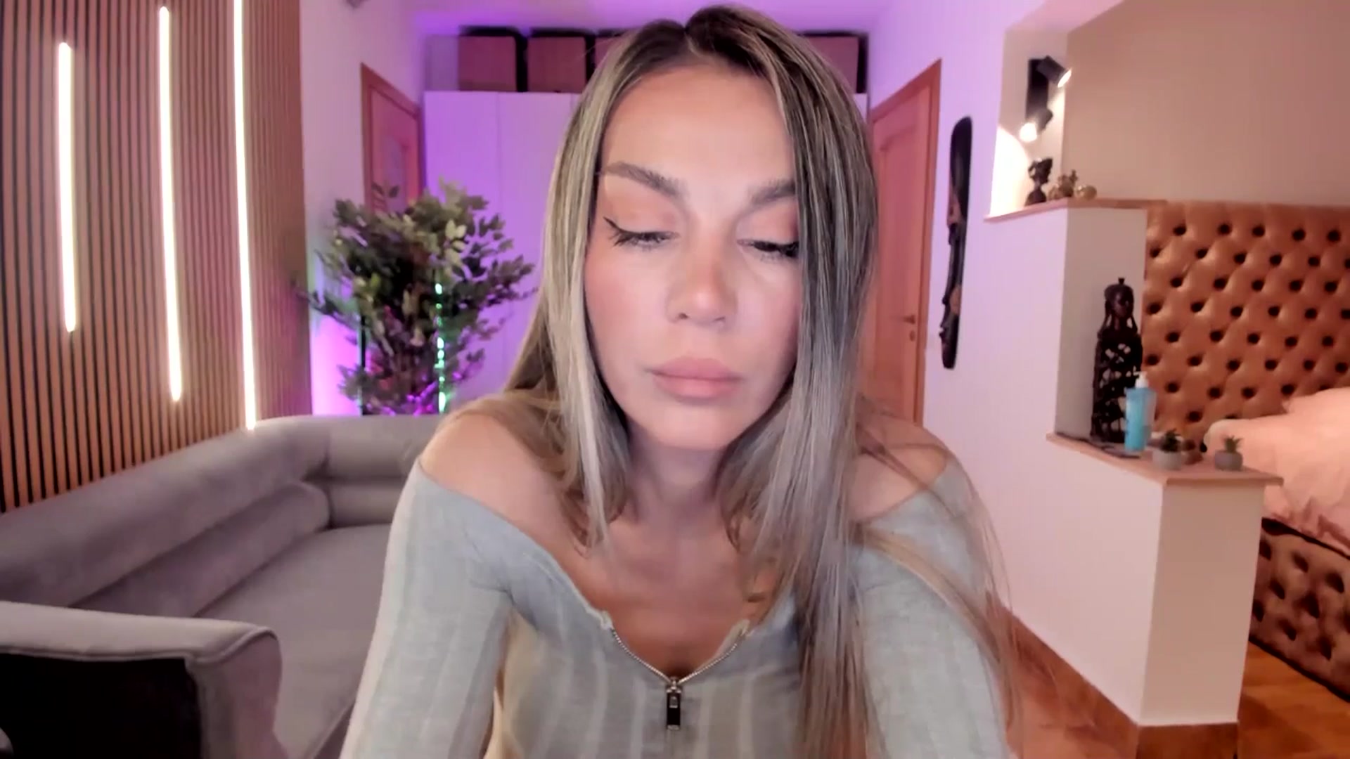 Gallery image thumbnail from Alesia_'s myfreecams stream on, 04/07/2026, 23:23 image 15 of 20