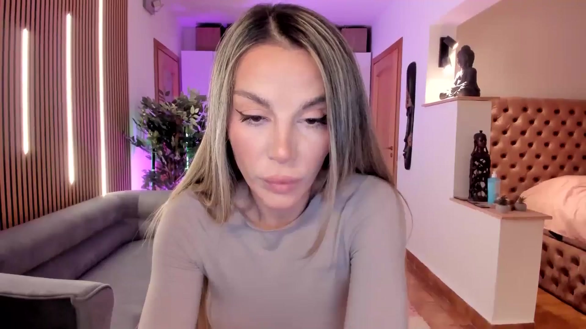 Gallery image thumbnail from Alesia_'s myfreecams stream on, 04/11/2026, 20:33 image 16 of 20