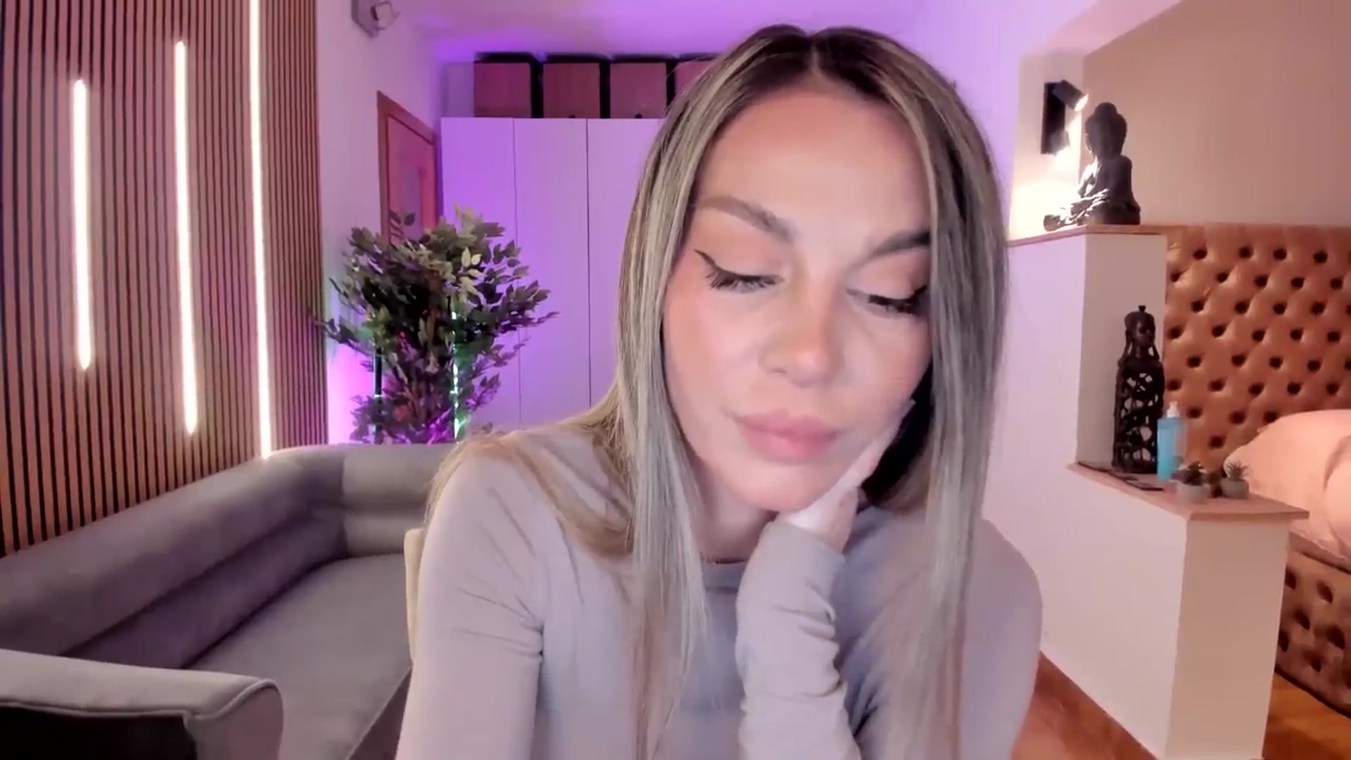 Gallery image thumbnail from Alesia_'s myfreecams stream on, 04/12/2026, 23:55 image 9 of 20