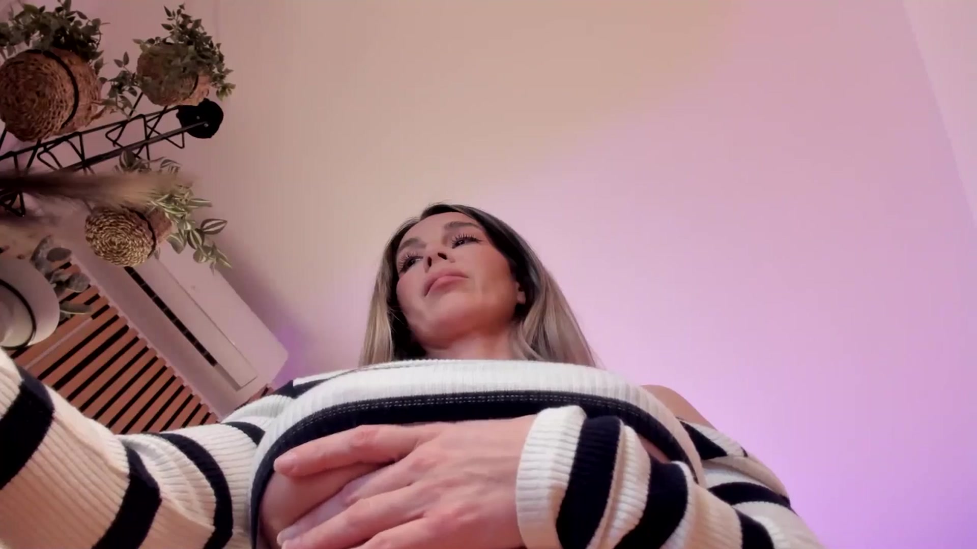 Gallery image thumbnail from Alesia_'s myfreecams stream on, 04/18/2026, 23:47 image 12 of 20