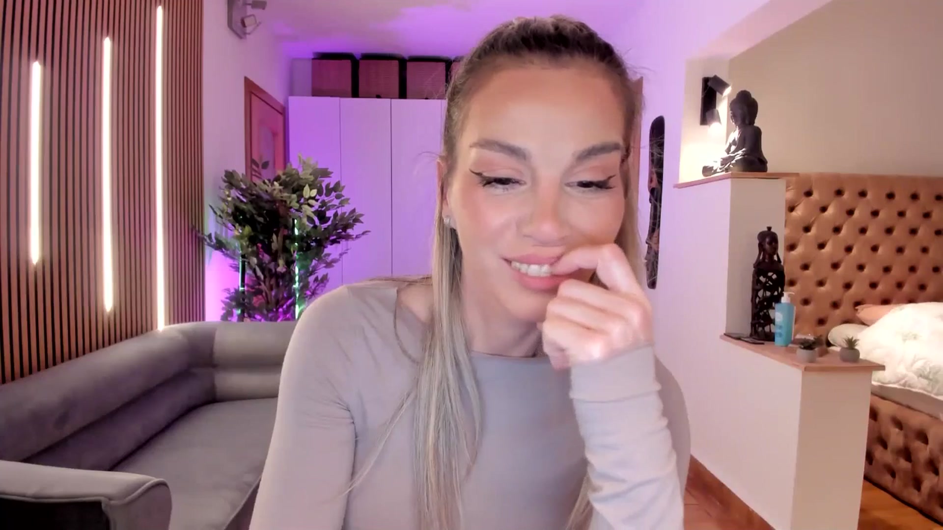 Gallery image thumbnail from Alesia_'s myfreecams stream on, 04/19/2026, 23:29 image 20 of 20