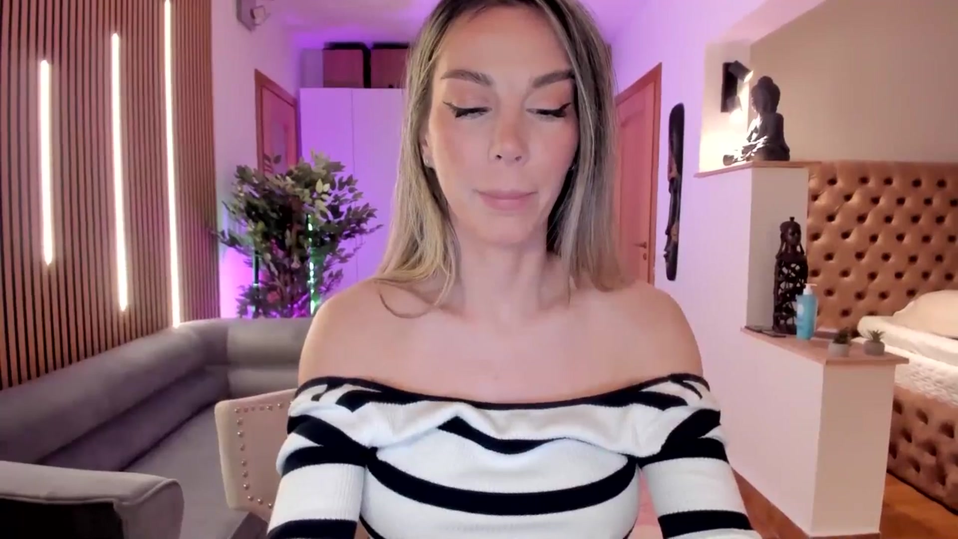 Gallery image thumbnail from Alesia_'s myfreecams stream on, 04/23/2026, 23:10 image 16 of 20