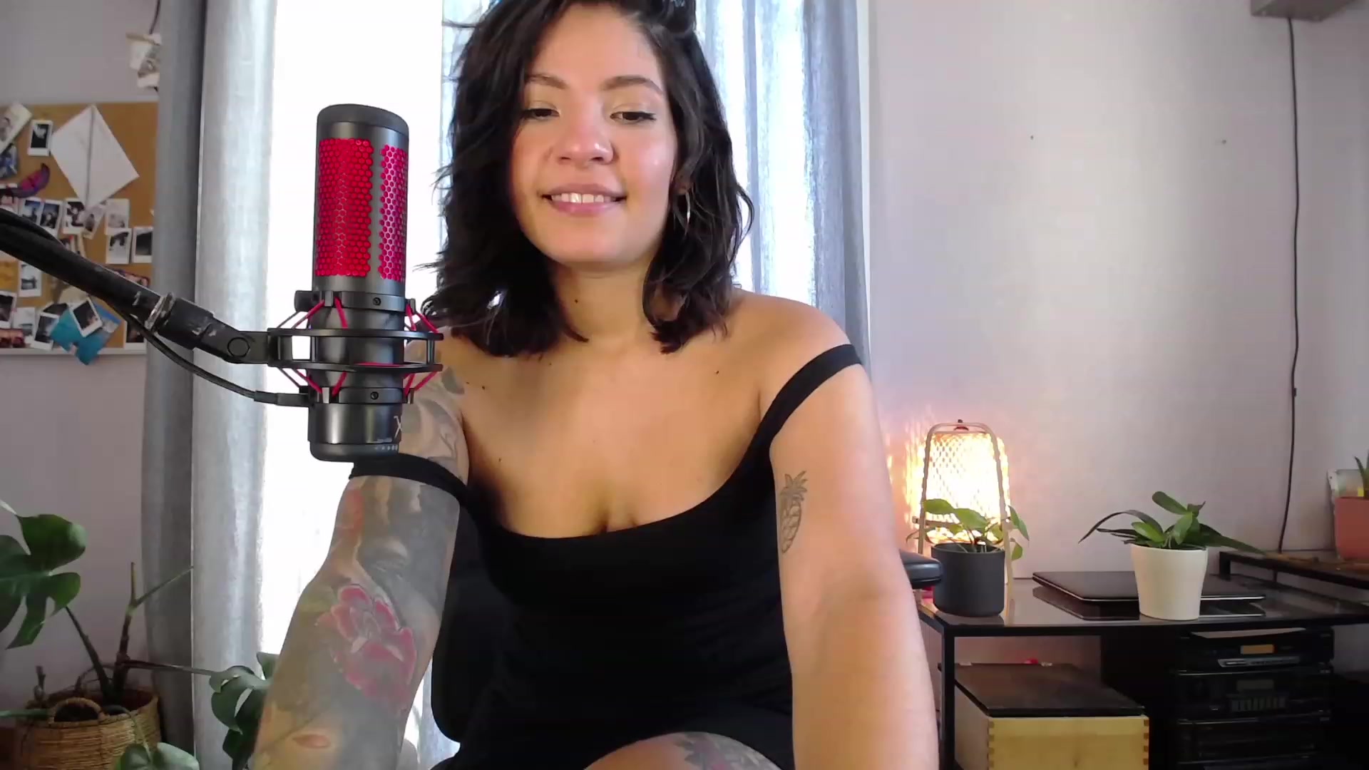 Gallery image thumbnail from Aless_____'s myfreecams stream on, 01/15/2023, 16:09 image 6 of 20