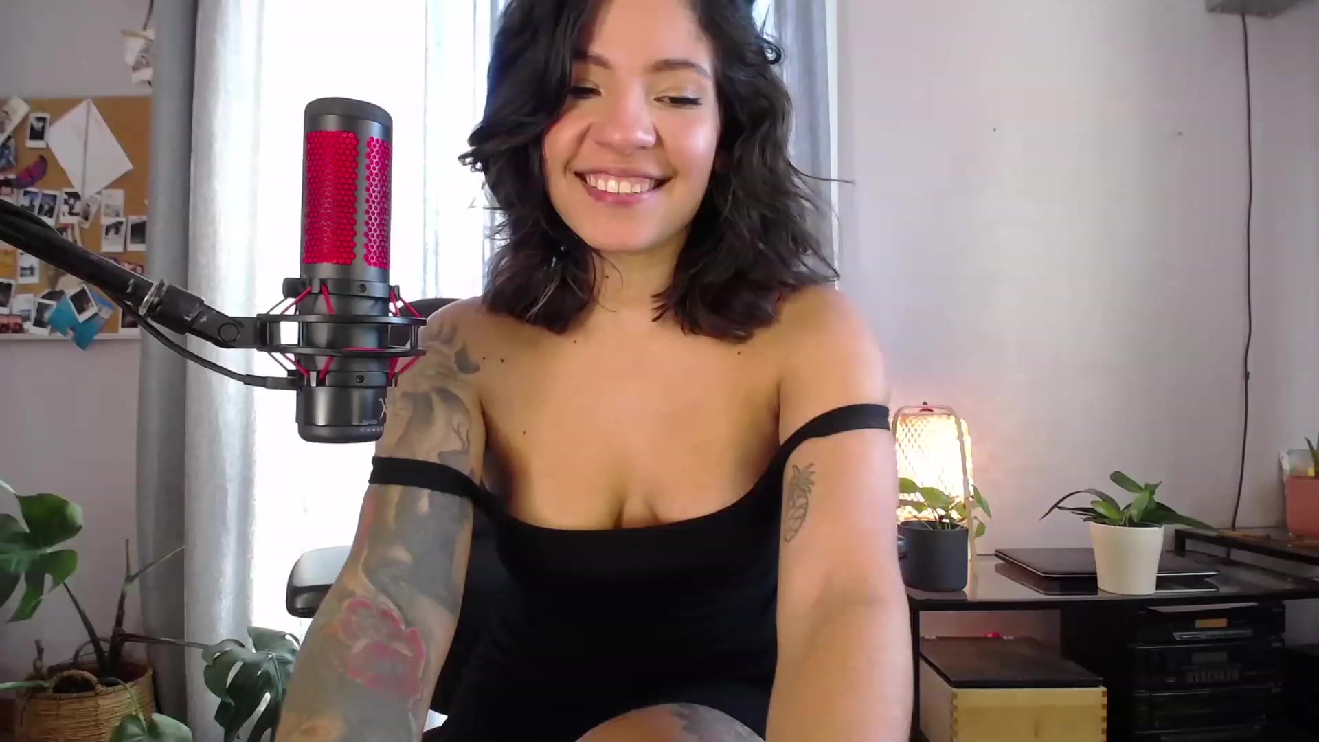 Gallery image thumbnail from Aless_____'s myfreecams stream on, 01/15/2023, 16:09 image 5 of 20