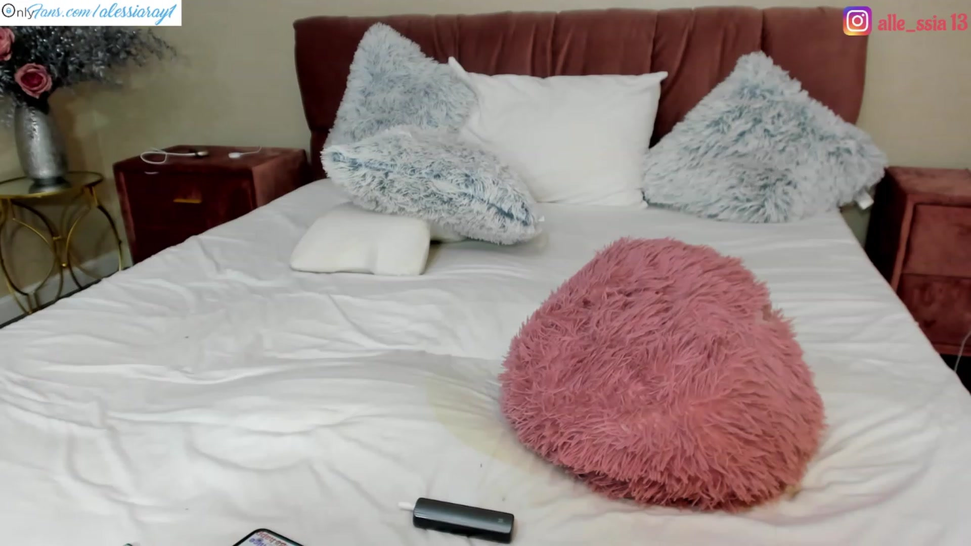Gallery image thumbnail from AlessiaRay's myfreecams stream on, 12/12/2022, 24:20 image 16 of 20